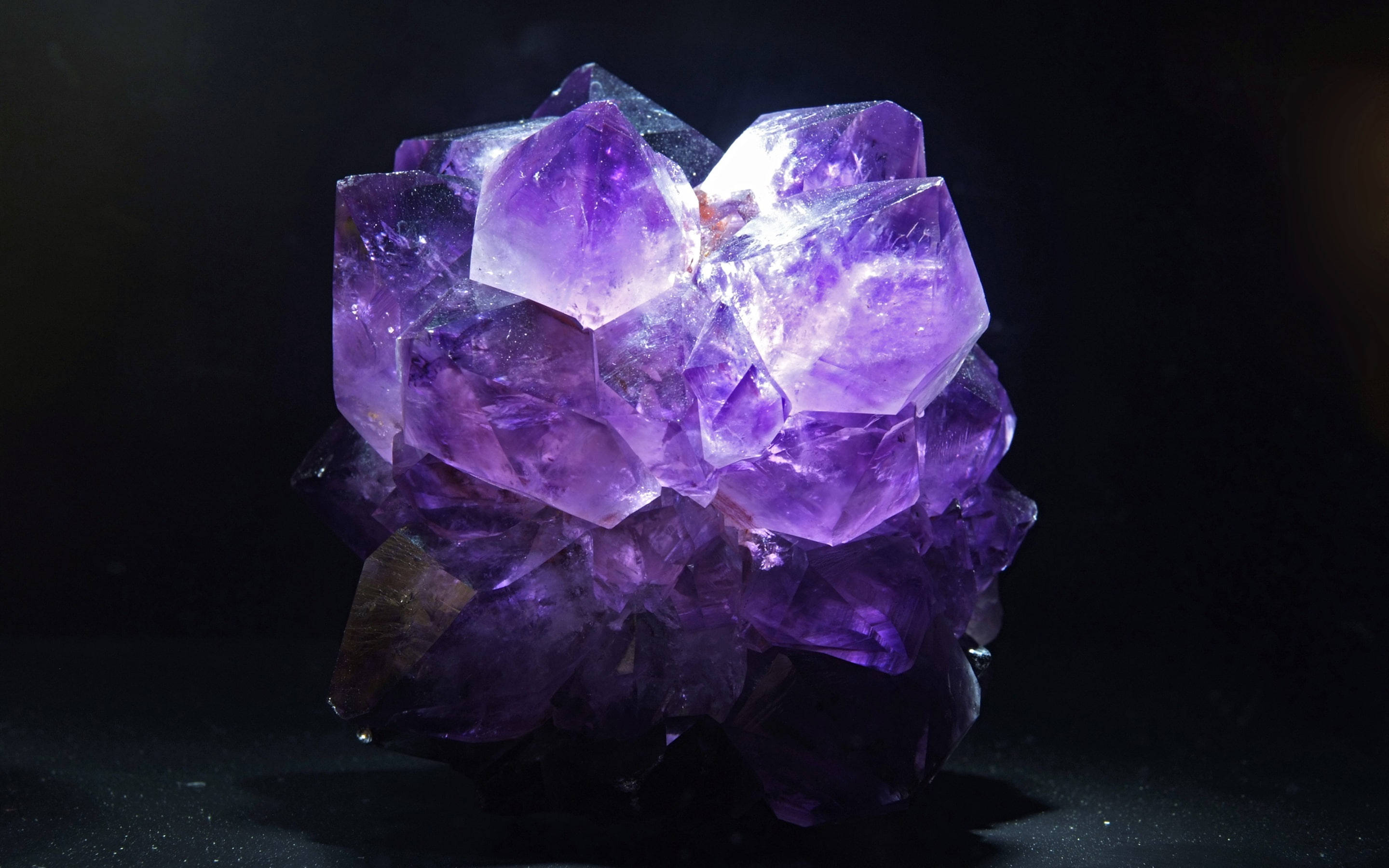 Amethyst, purple amethyst crystals, glows with internal light, 2K Desktop Wallpaper