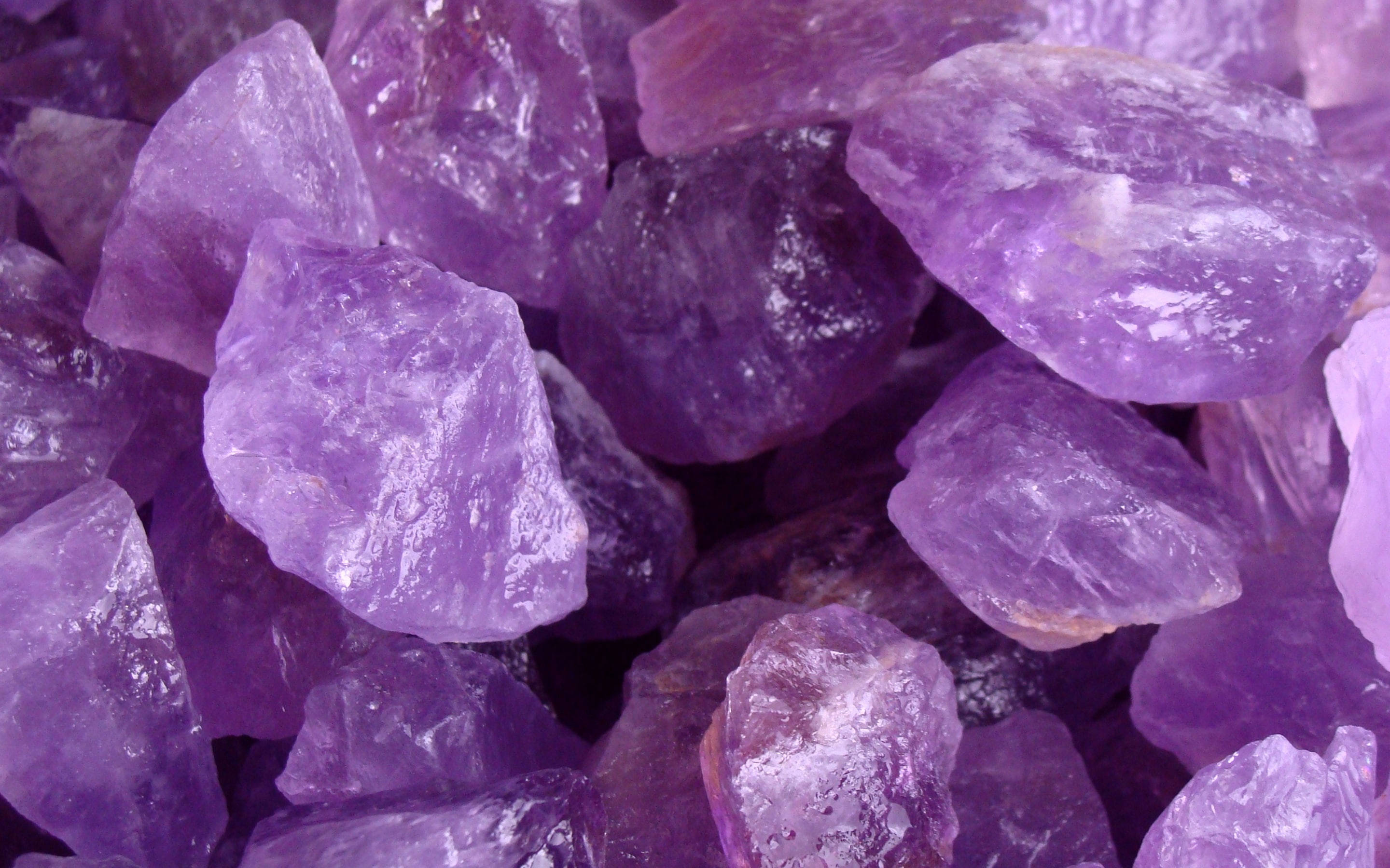 amethyst crystals, deep purple hues, natural facets, 2K Desktop Wallpaper
