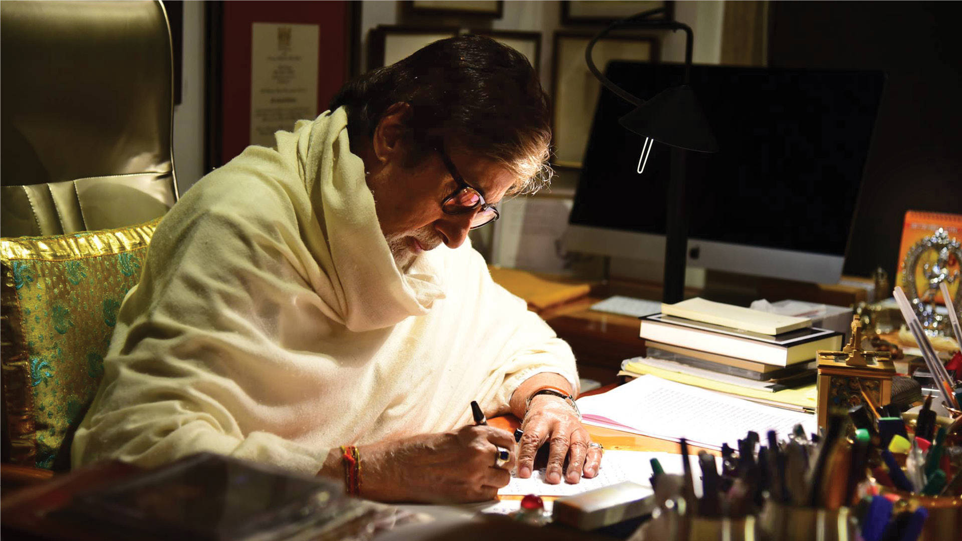 Amitabh Bachchan, cream shawl, cluttered wooden desk, Full HD Desktop Wallpaper