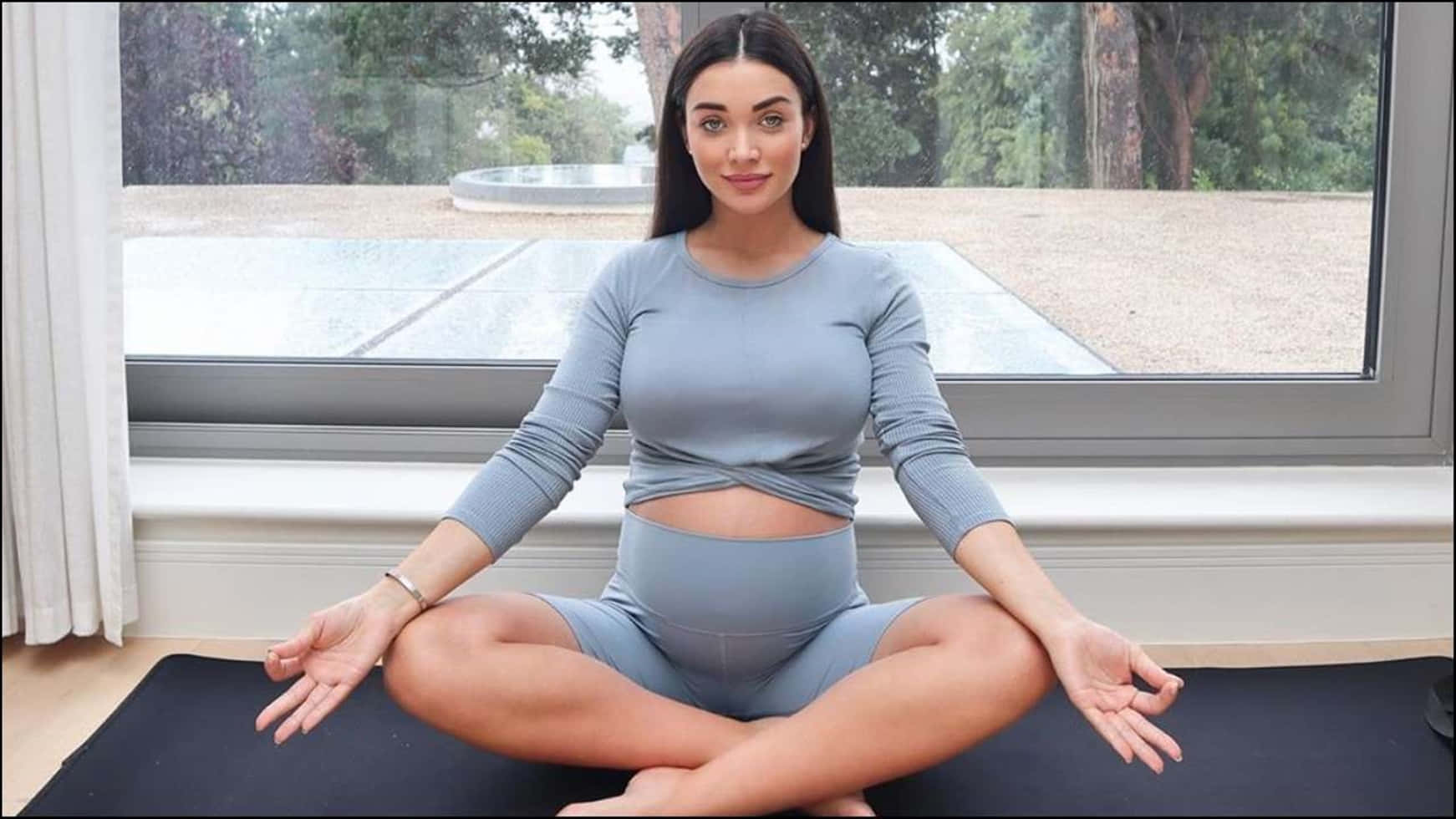 Amy Jackson, light blue maternity outfit, black mat, HD Desktop Wallpaper