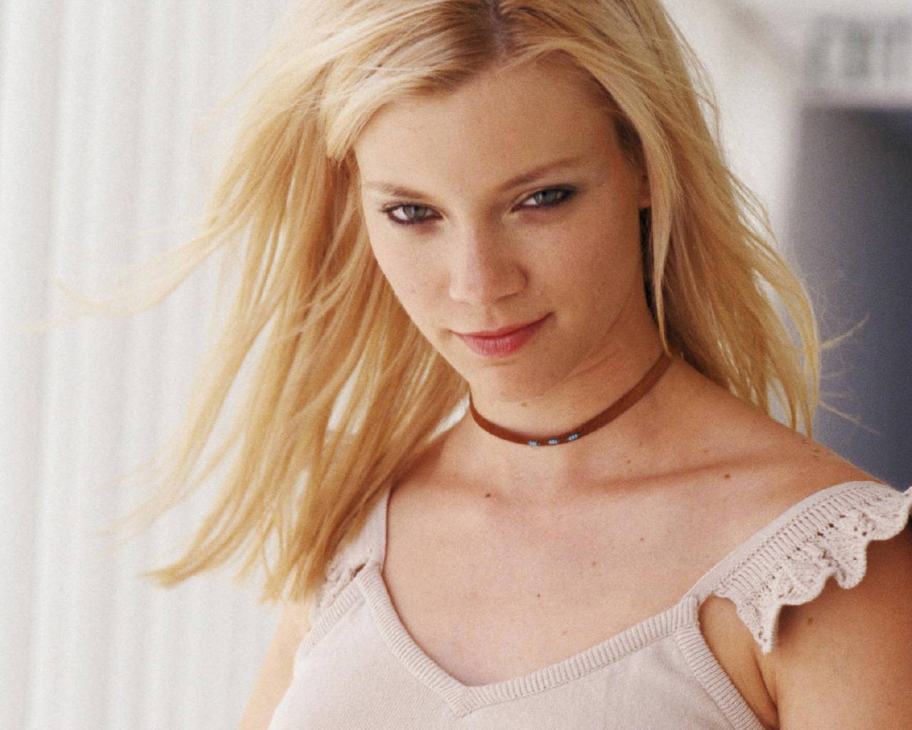 Amy Smart, beige top, beaded choker, HD Desktop Wallpaper