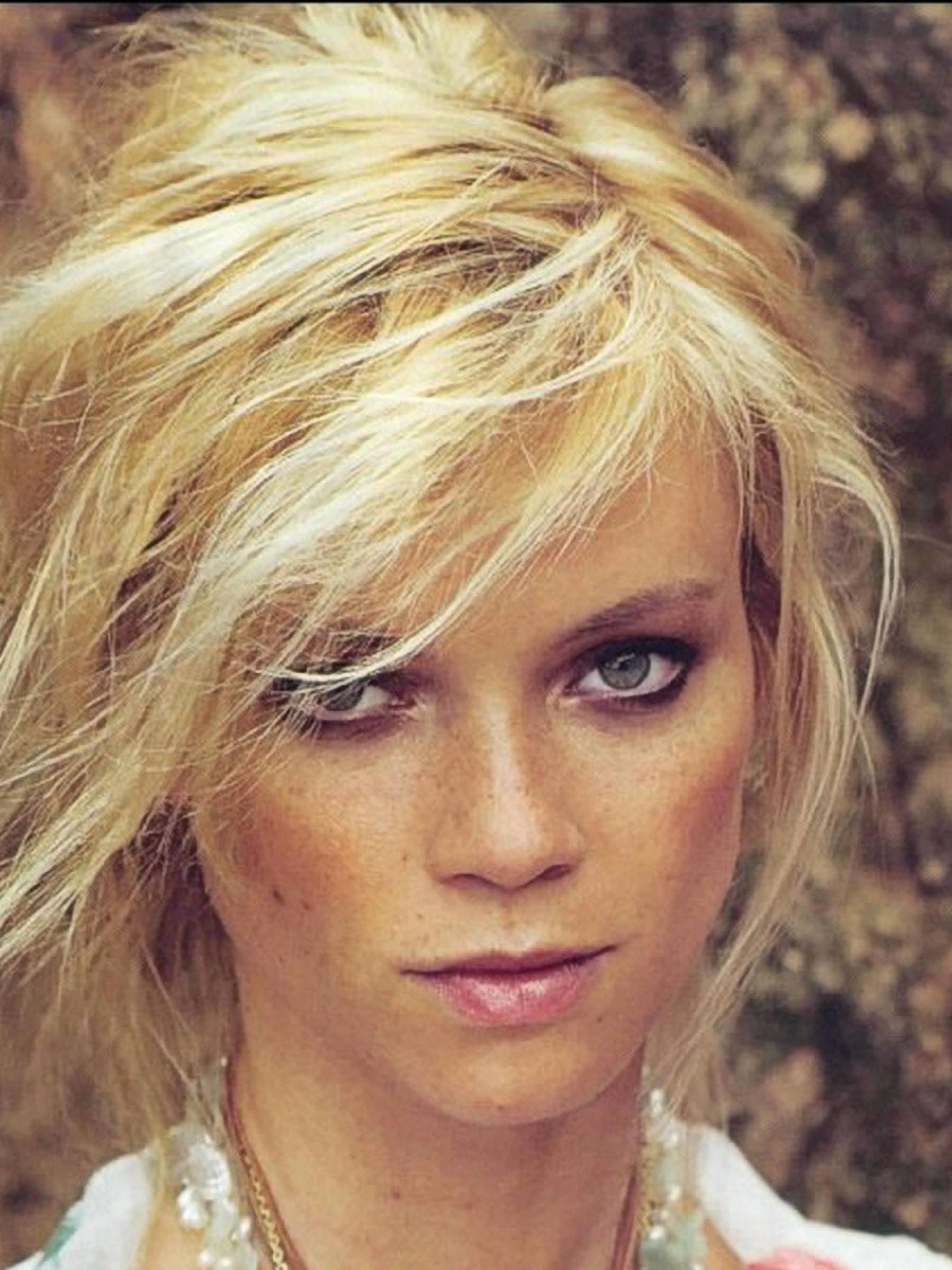 Amy Smart, messy hair, blonde hair, 2K Phone Wallpaper