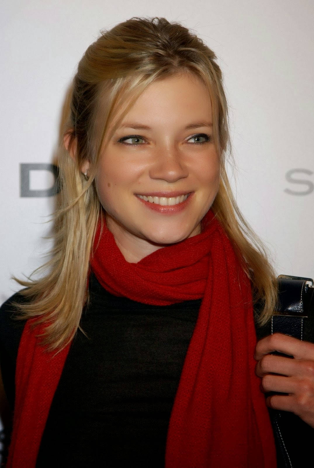Amy Smart, black dress, red scarf, HD Phone Wallpaper