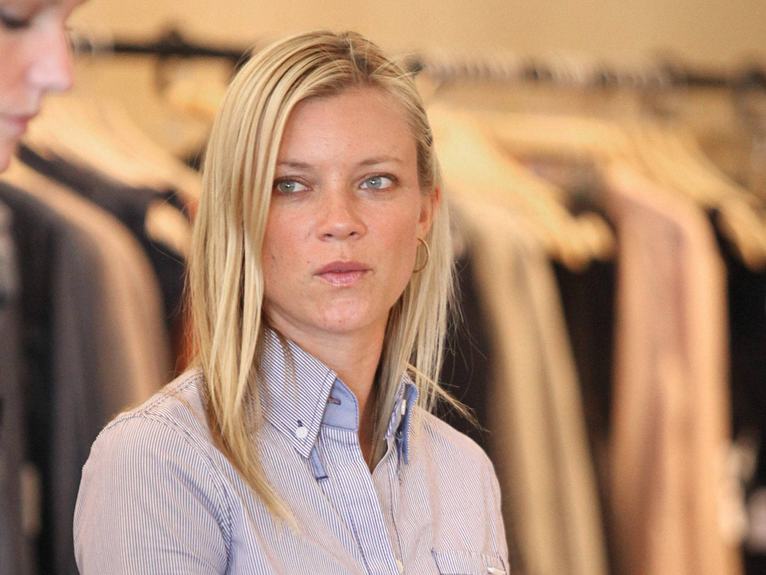 Amy Smart, clothing store, striped shirt, 2K Desktop Wallpaper