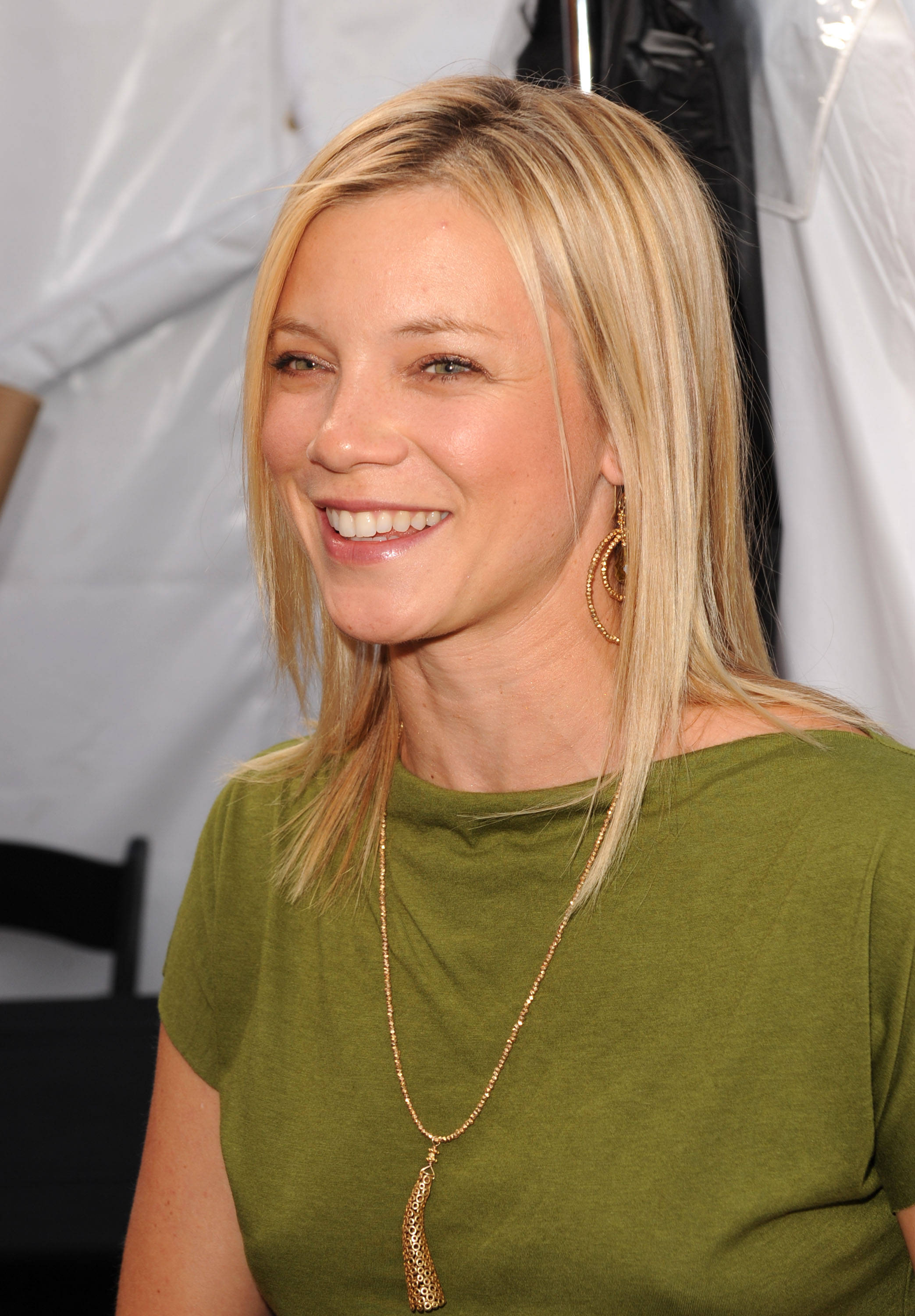 Amy Smart, olive green top, gold jewelry, 2K Phone Wallpaper
