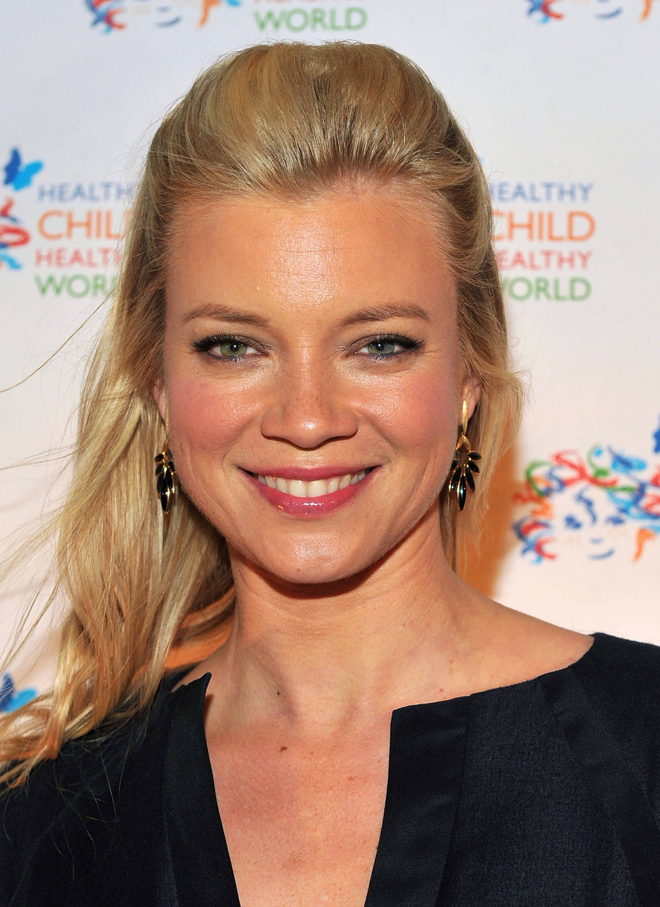 Amy Smart, Healthy Child, Healthy World, black top, 2K Phone Wallpaper