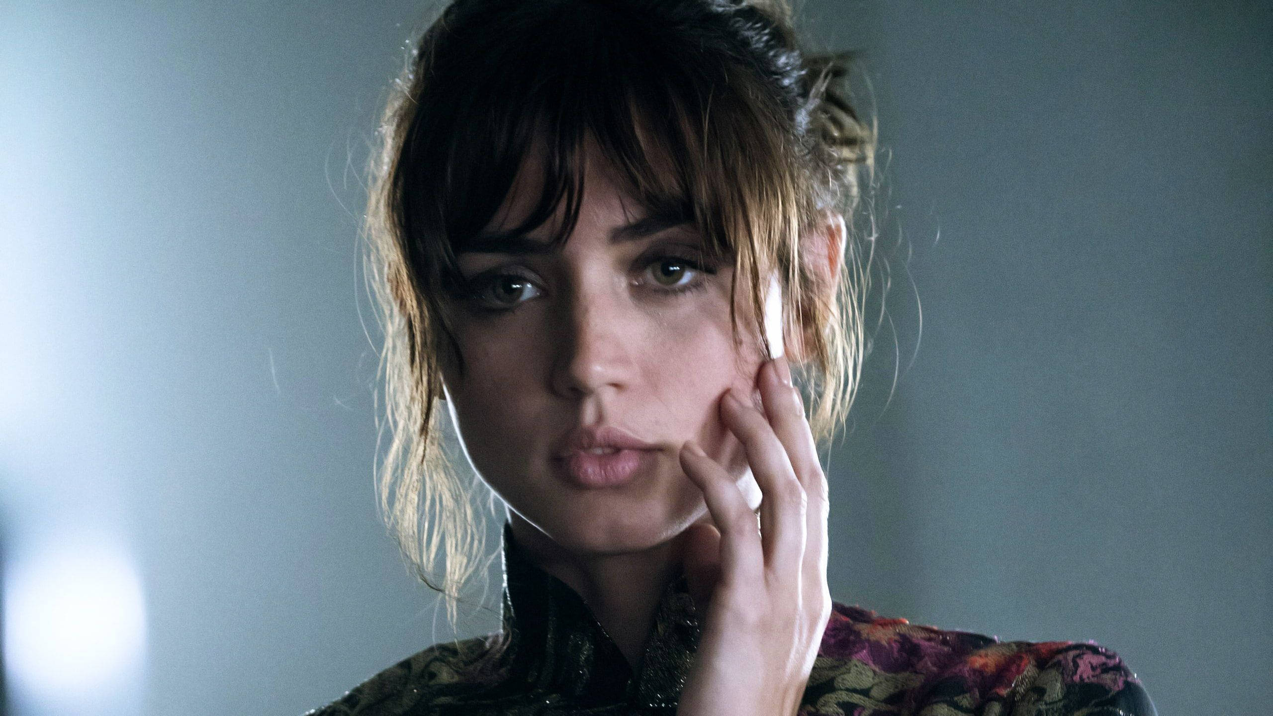 Ana De Armas, dark hair, intense eyes, 2K Desktop Wallpaper