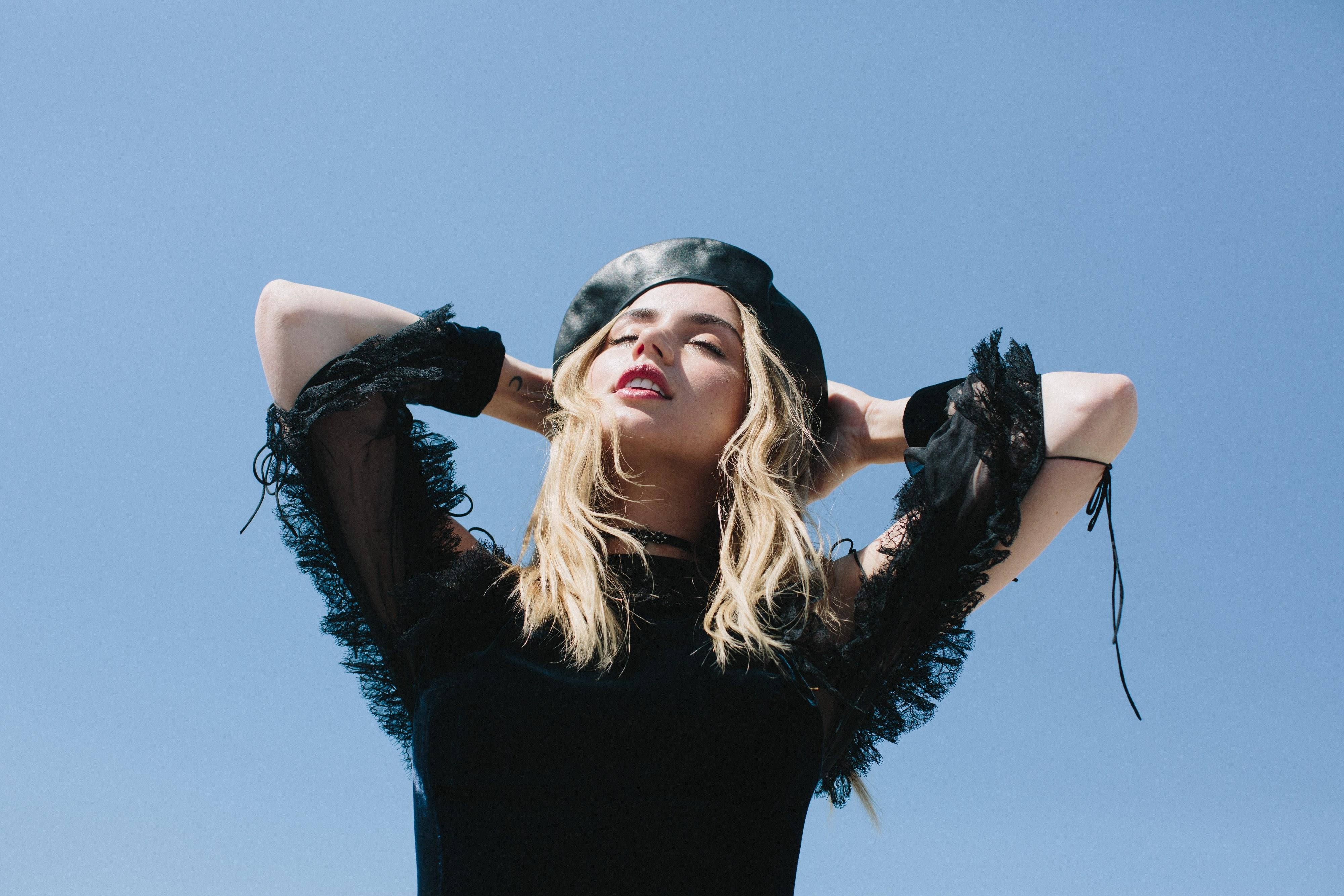 Ana De Armas, black beret, lace sleeves, 4K Desktop Wallpaper