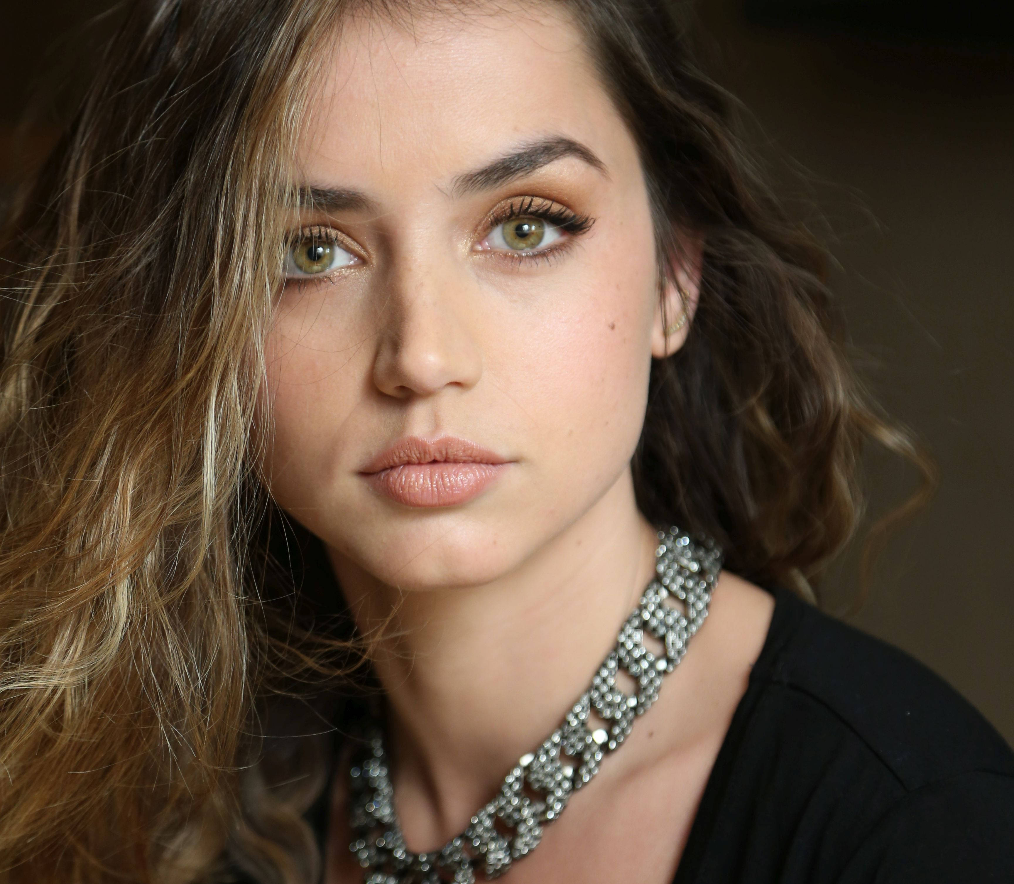 Ana De Armas, silver choker necklace, wavy brown hair, 2K Desktop Wallpaper