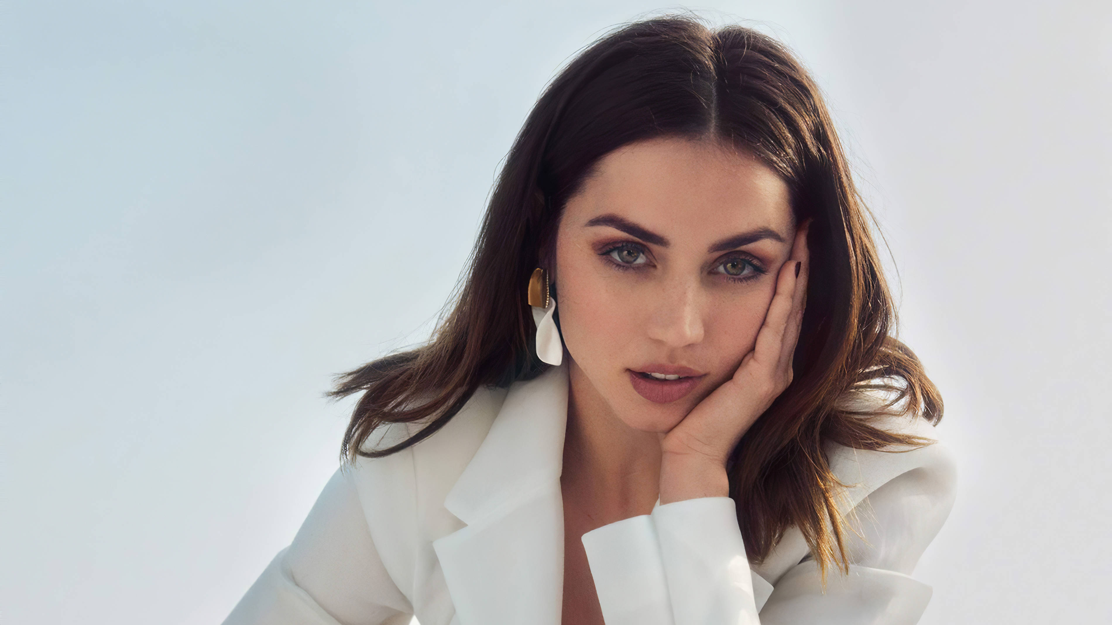 Ana De Armas, dark hair, bold makeup, 2K Desktop Wallpaper