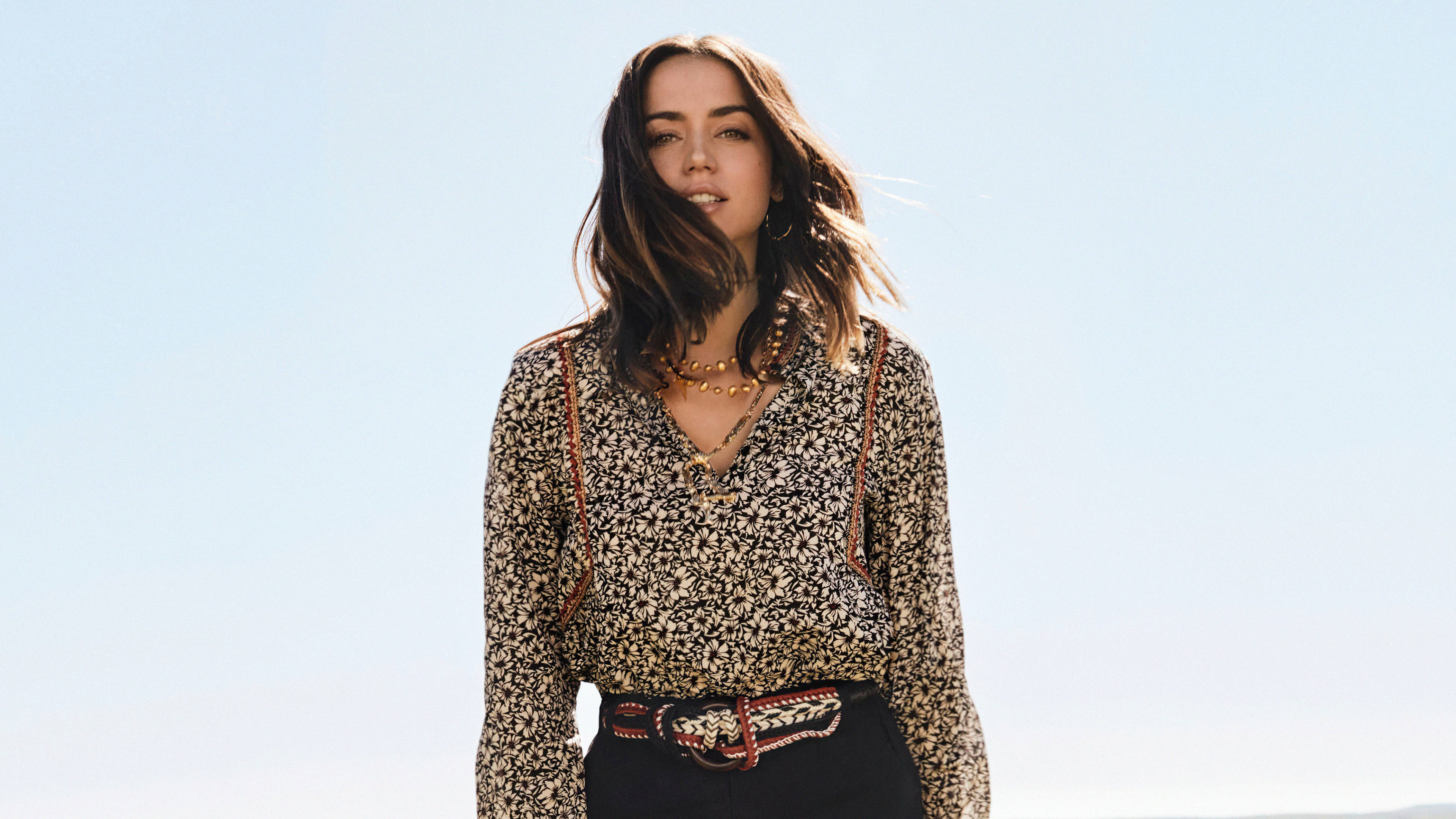 Ana De Armas, clear blue sky, patterned blouse, 4K Desktop Wallpaper