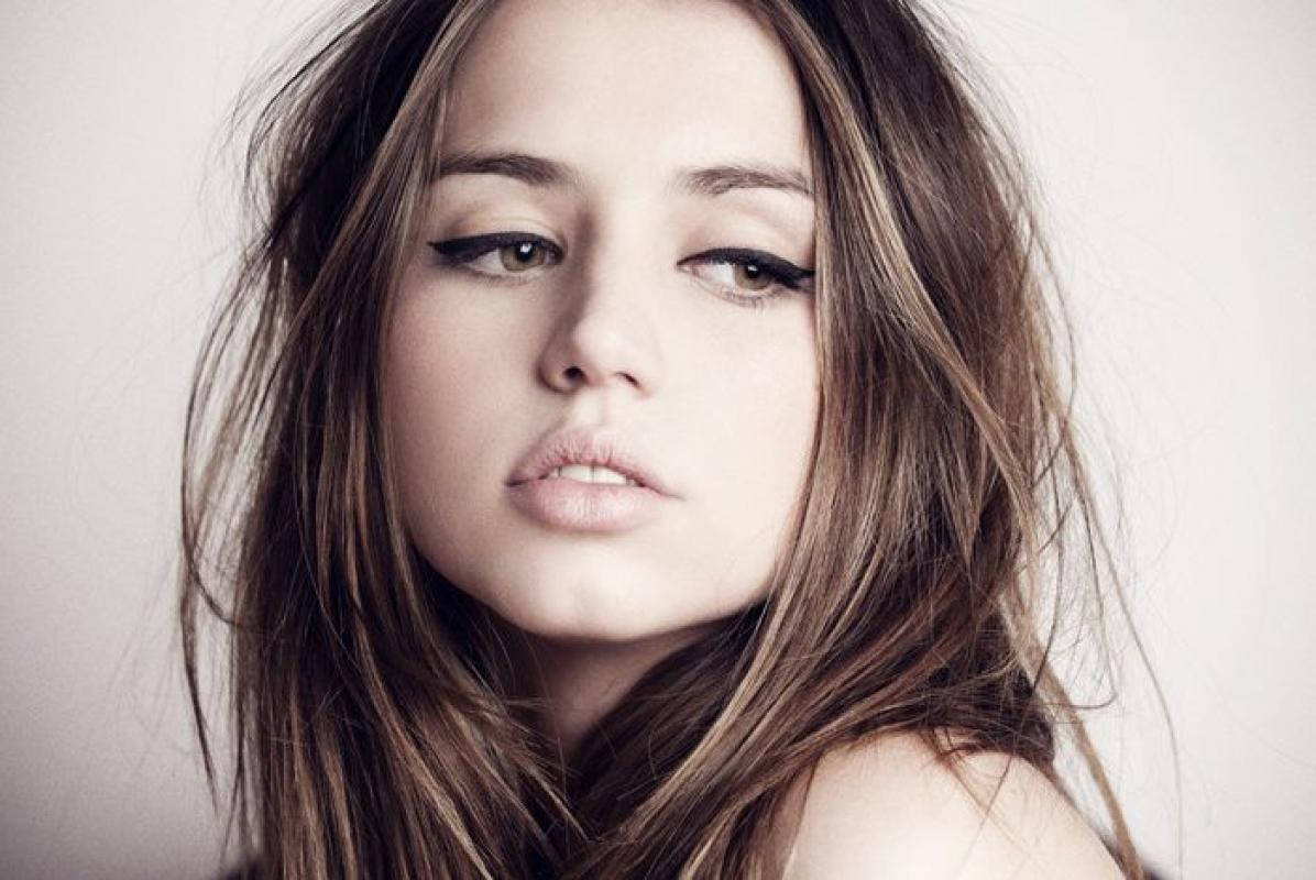 Ana De Armas, tousled brown hair, smoky eyes, SD Desktop Wallpaper