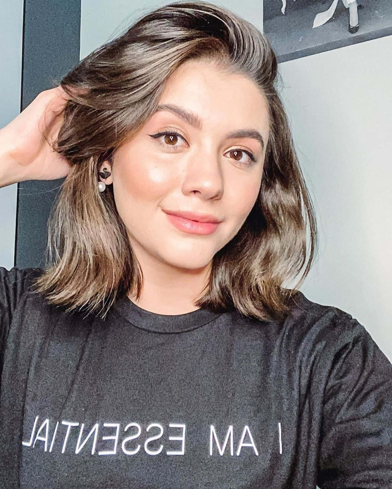 Ana Golja, wavy brown hair, black tshirt, HD Phone Wallpaper