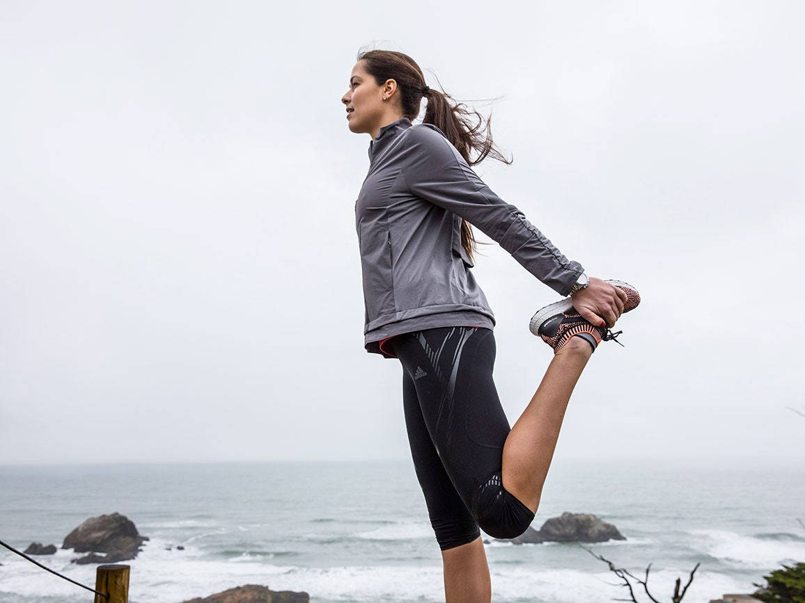Ana Ivanovic, foggy coastal cliff, crashing ocean waves, SD Desktop Wallpaper
