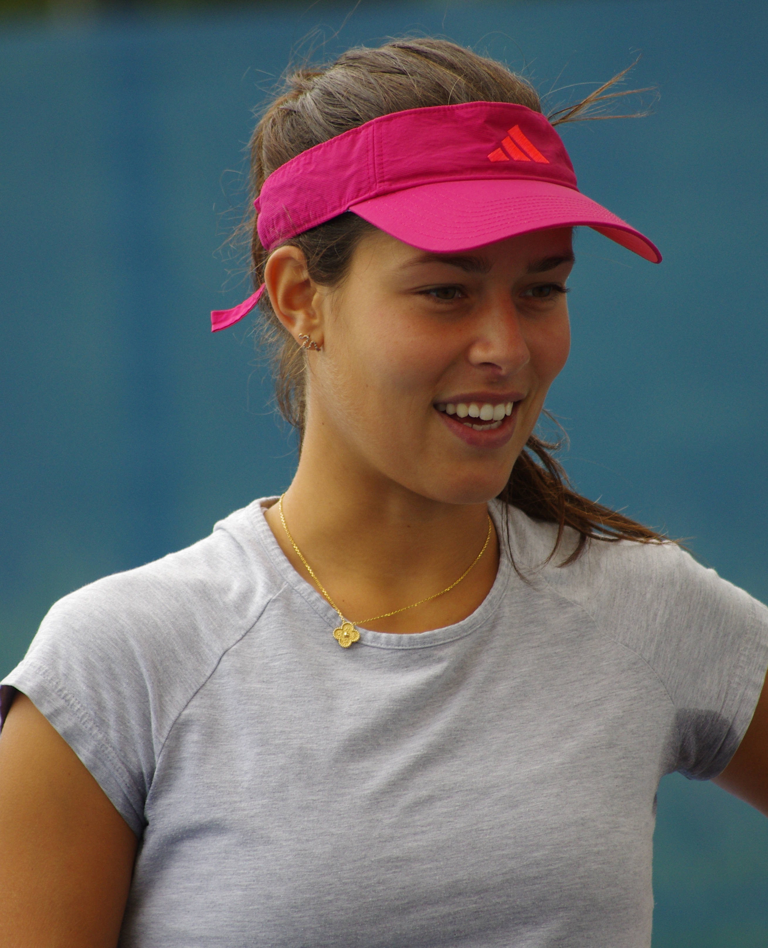 Ana Ivanovic, bright pink visor, gray athletic shirt, 2K Phone Wallpaper