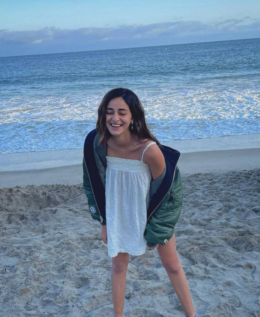 Ananya Pandey, beach, ocean waves, SD Phone Wallpaper
