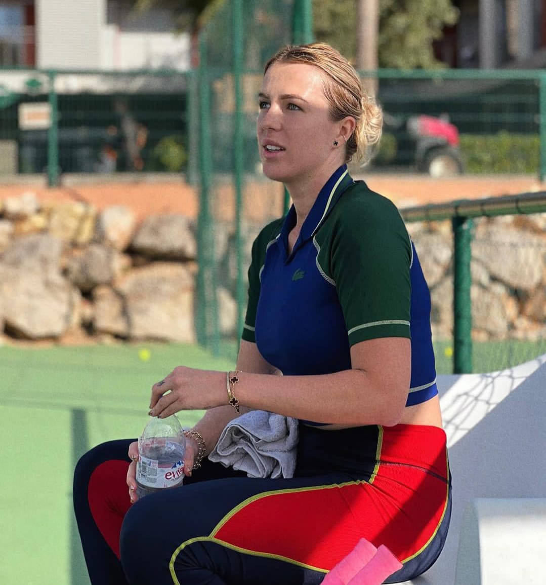 Anastasia Pavlyuchenkova, blue and green polo shirt, court bench, SD Phone Wallpaper