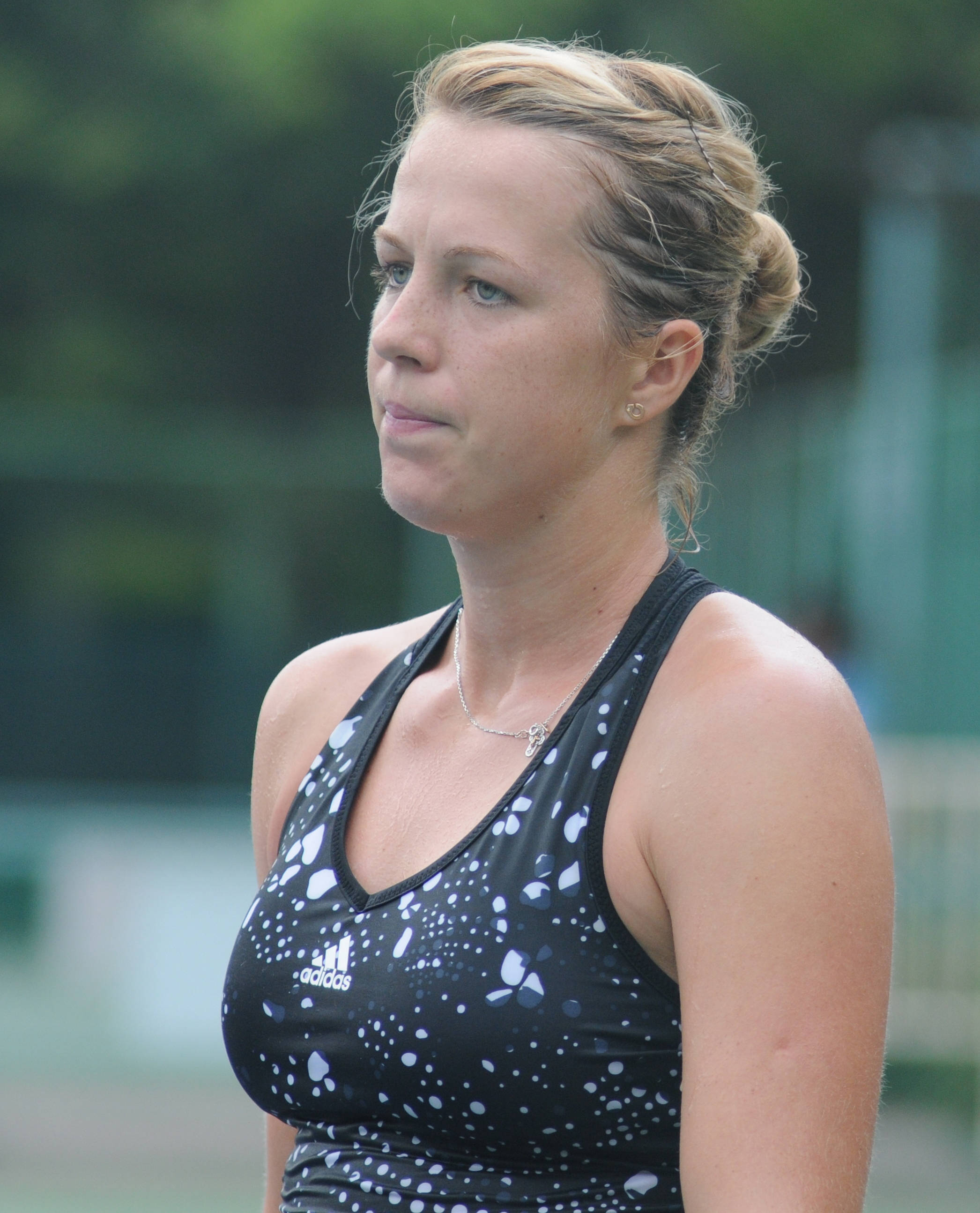 Anastasia Pavlyuchenkova, black and white patterned tank top, green background, 2K Phone Wallpaper