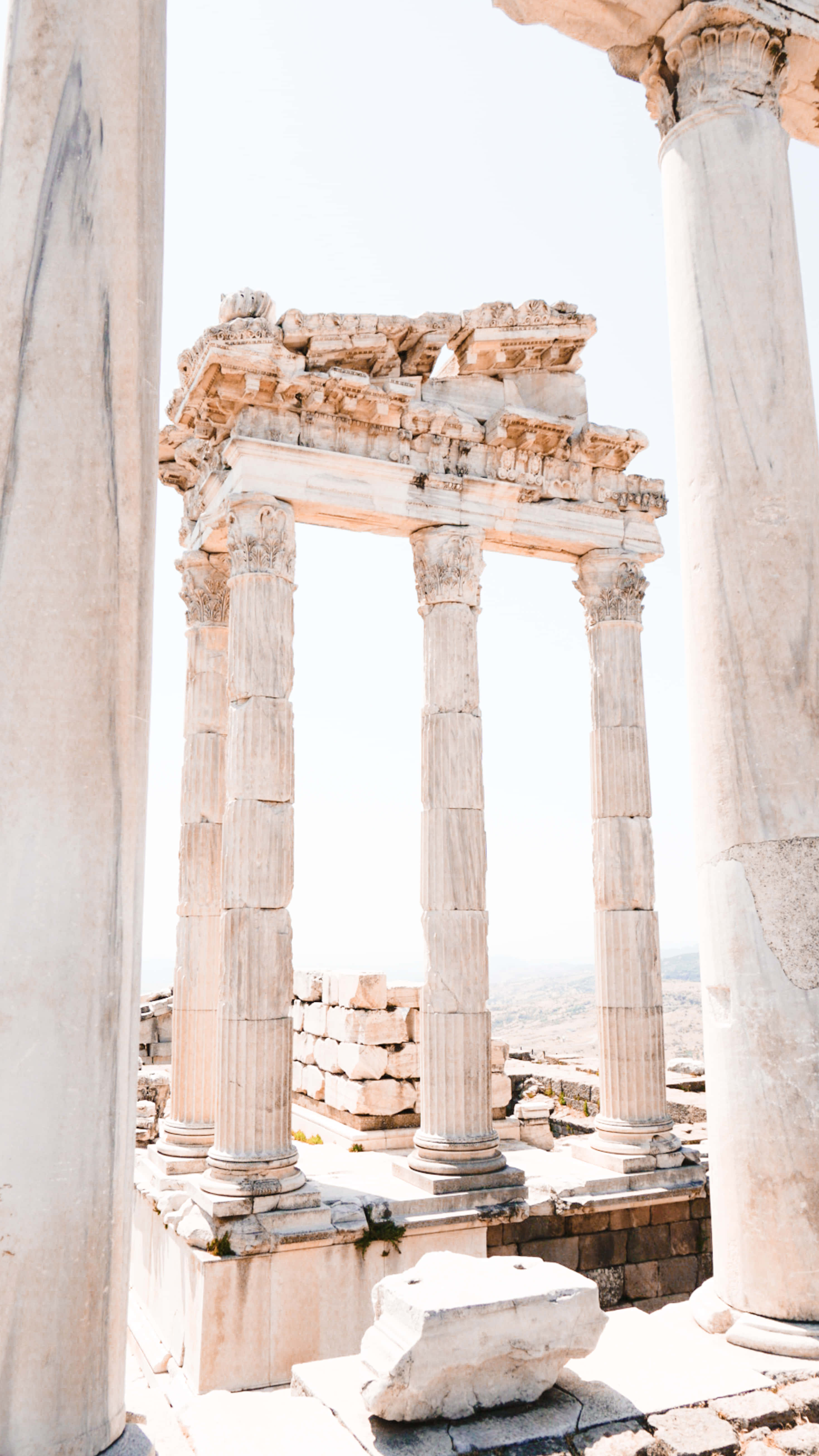 Ancient Roman Desktop, stone columns, broken entablature, 5K Phone Wallpaper
