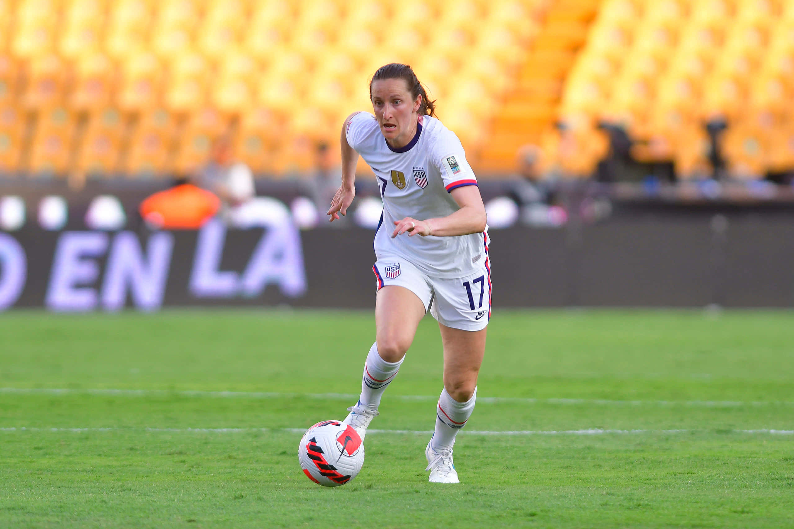 Andi Sullivan, white US jersey, vibrant green field, 2K Desktop Wallpaper