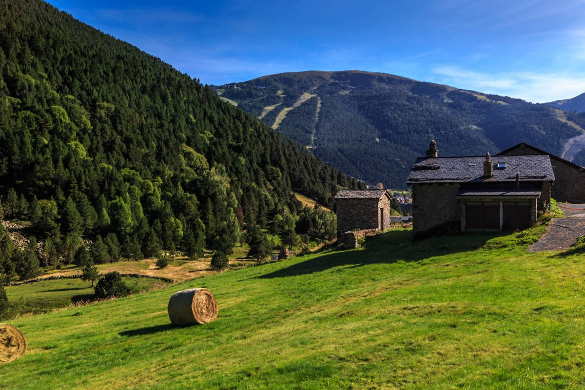 Green Mountain Andorra, stone farmhouses, sunlit green hillside, SD Desktop Wallpaper