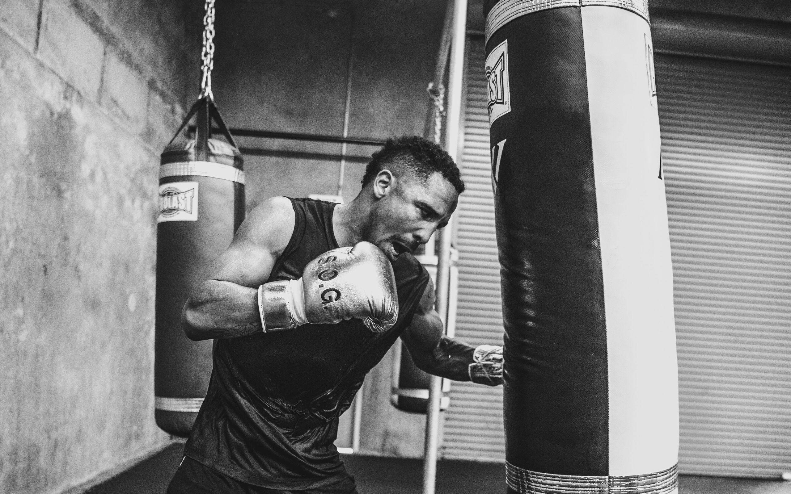 Andre Ward, heavy bag, gritty gym, 2K Desktop Wallpaper