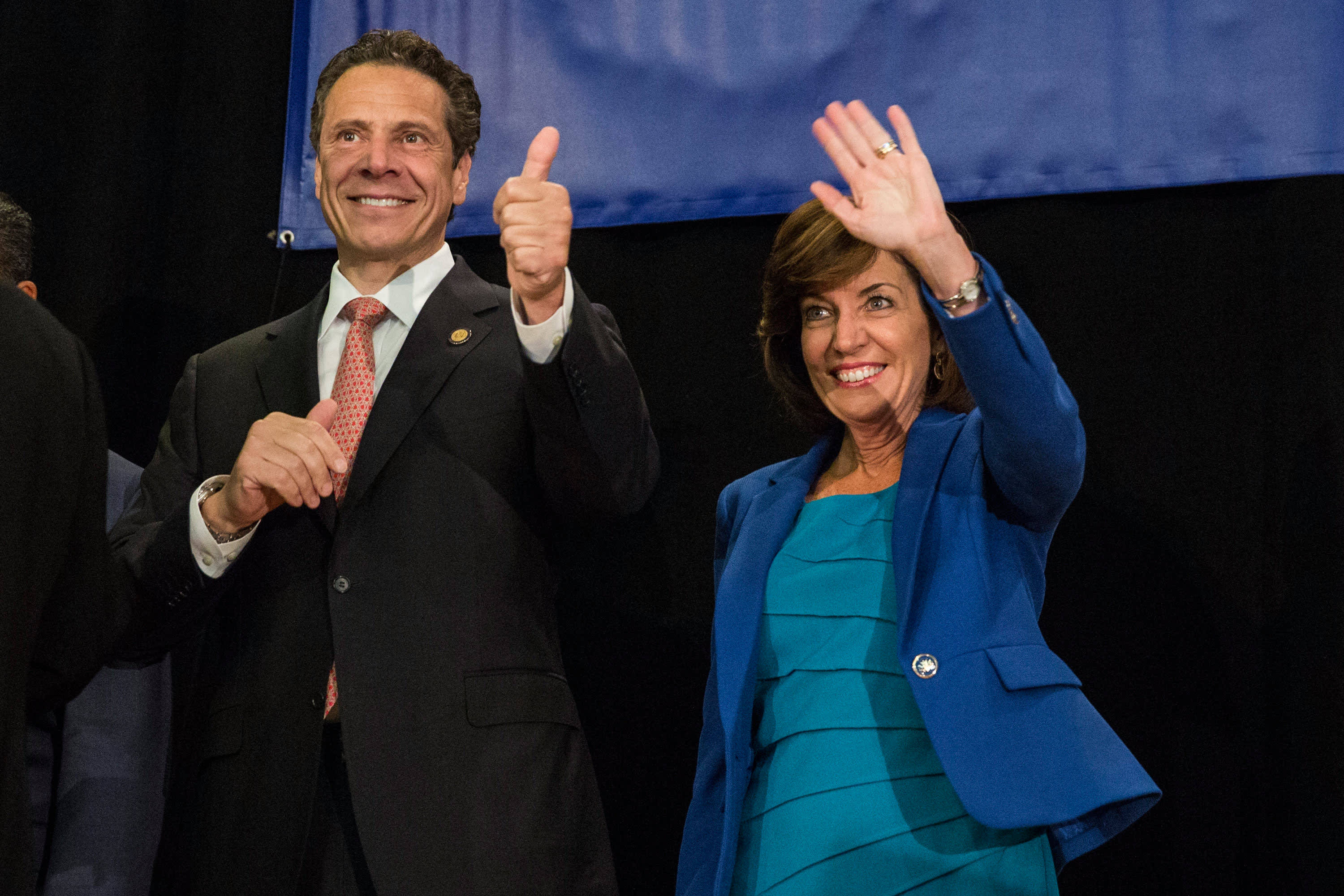 Andrew Cuomo, suit, thumbs up, 2K Desktop Wallpaper