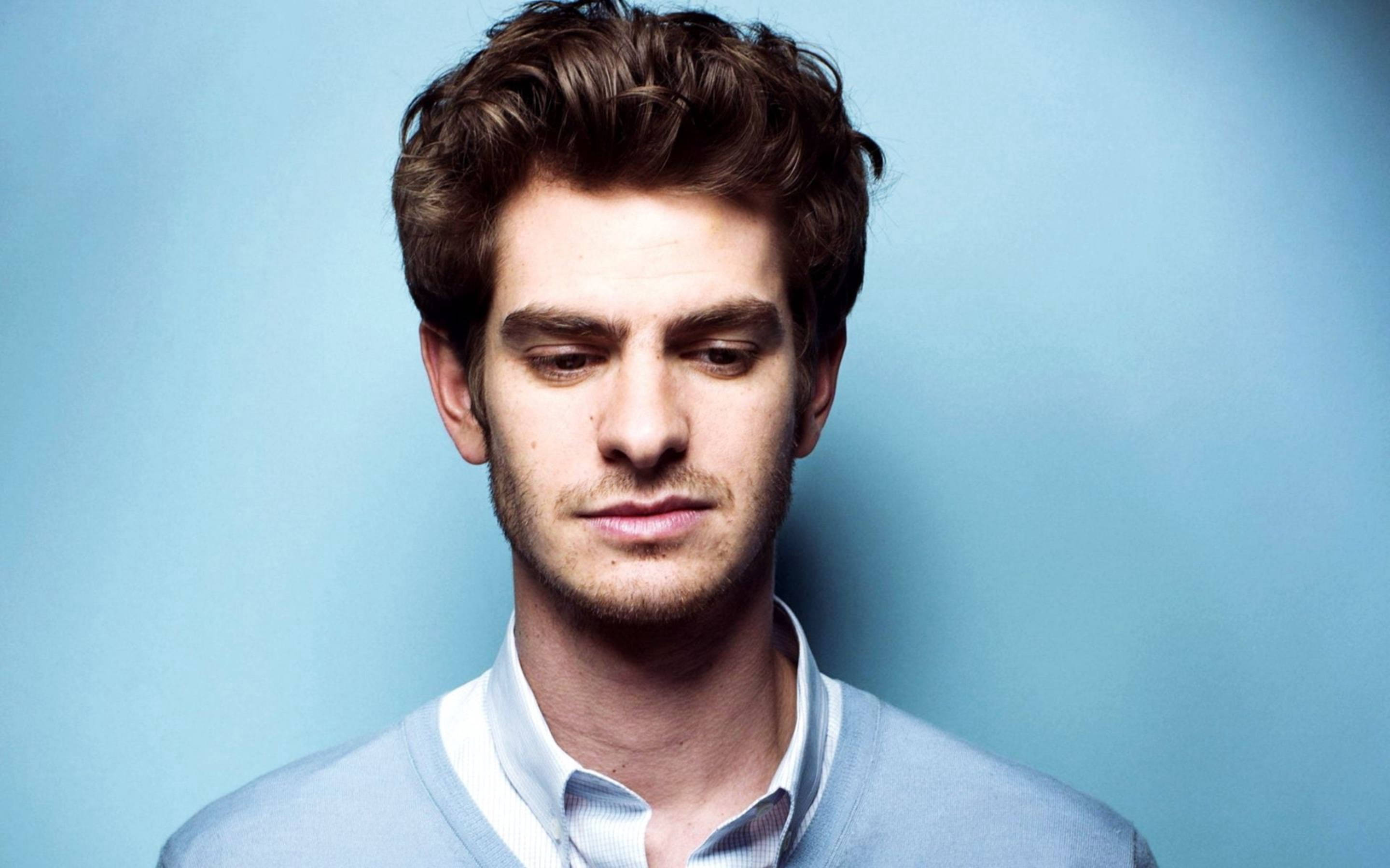 Andrew Garfield, tousled brown hair, light beard, 2K Desktop Wallpaper
