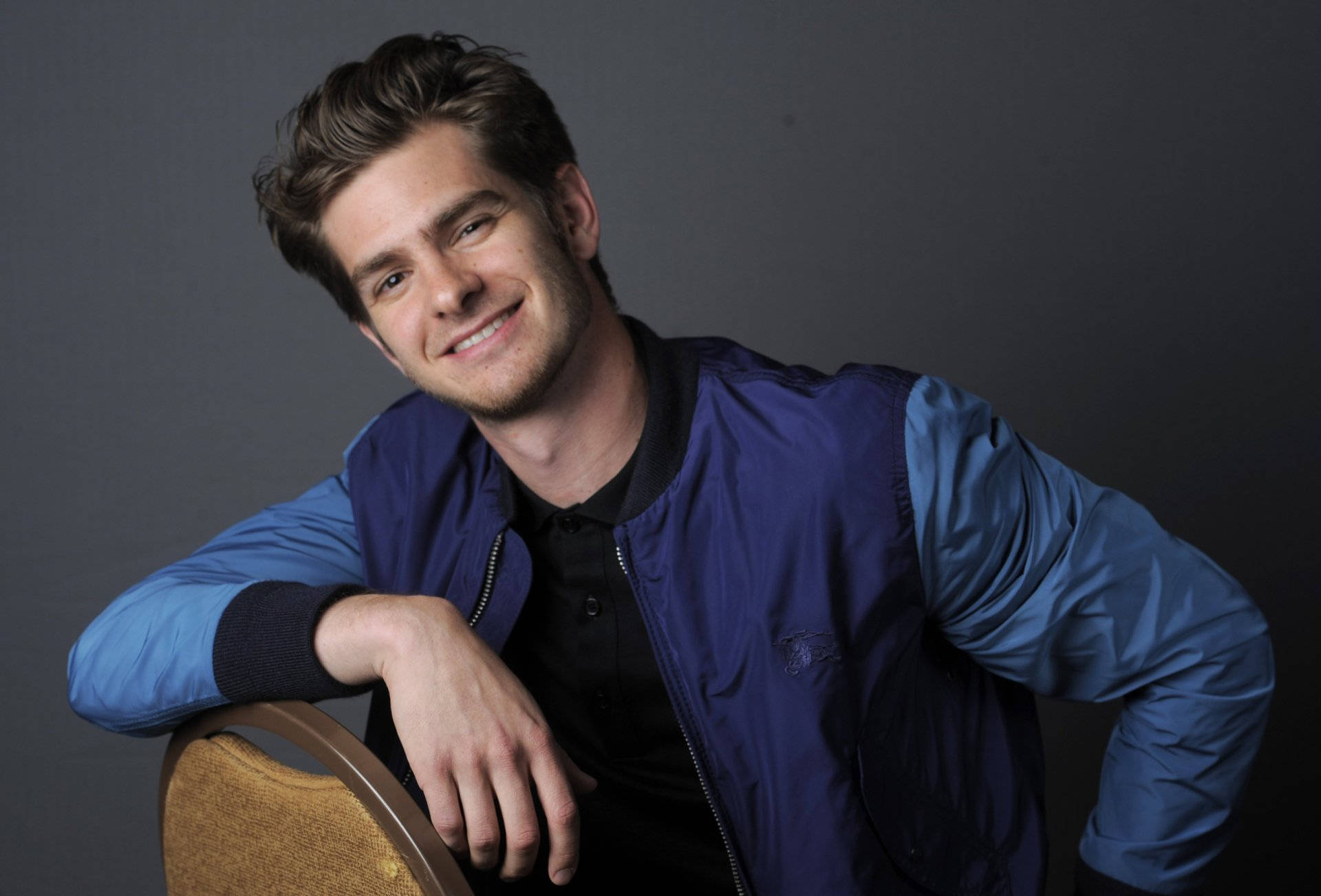 Andrew Garfield, blue and dark blue bomber jacket, gray studio backdrop, Full HD Desktop Wallpaper