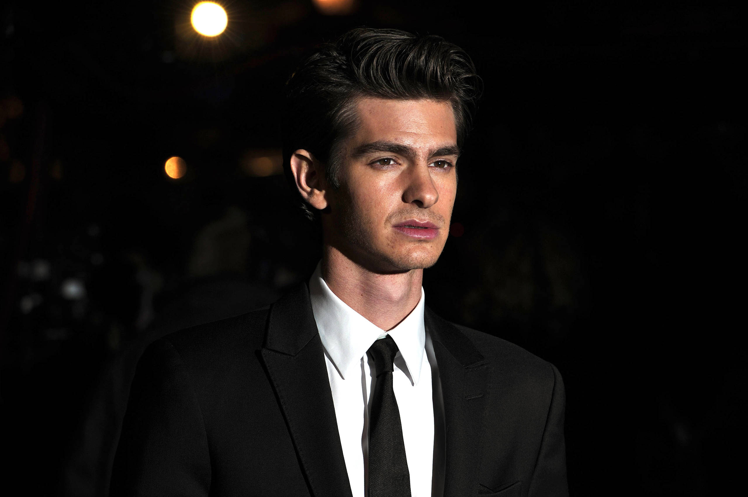 Andrew Garfield, black suit, tie, 2K Desktop Wallpaper