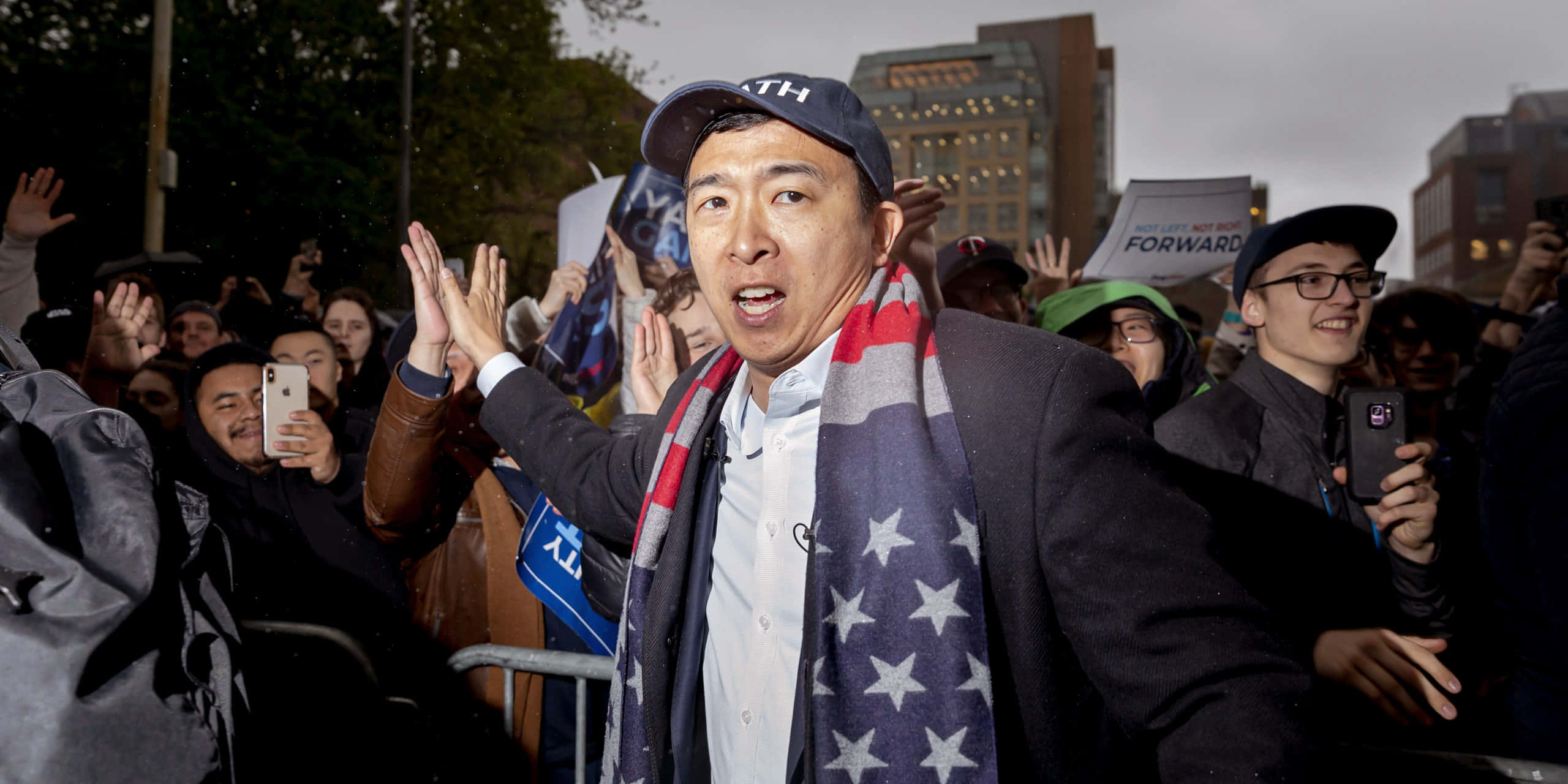 Andrew Yang, cap, star-patterned scarf, 2K Desktop Wallpaper