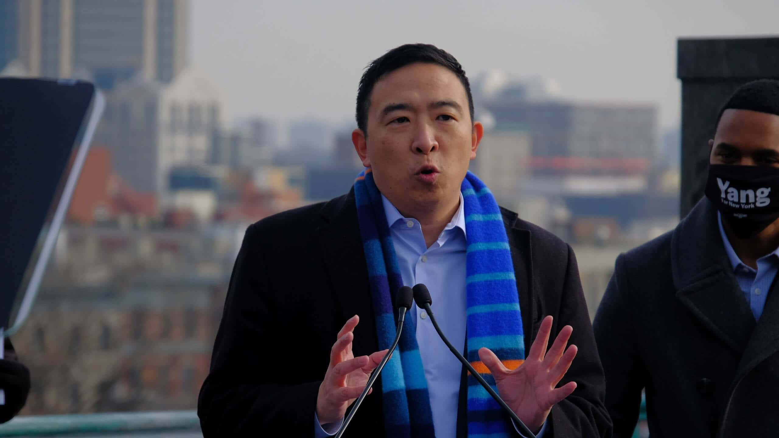 Andrew Yang, blue scarf, podium, 2K Desktop Wallpaper