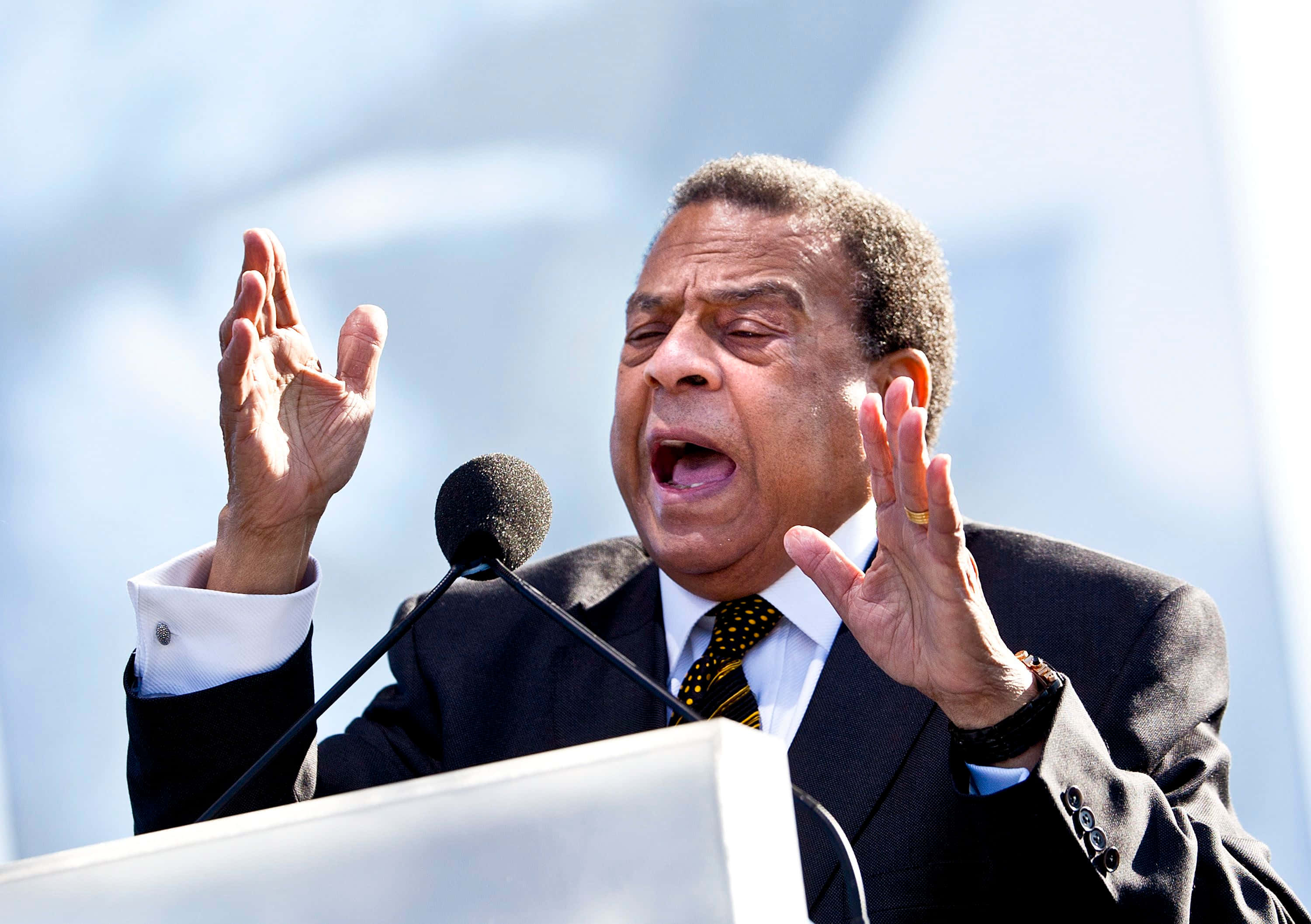 Andrew Young, suit, podium, 2K Desktop Wallpaper