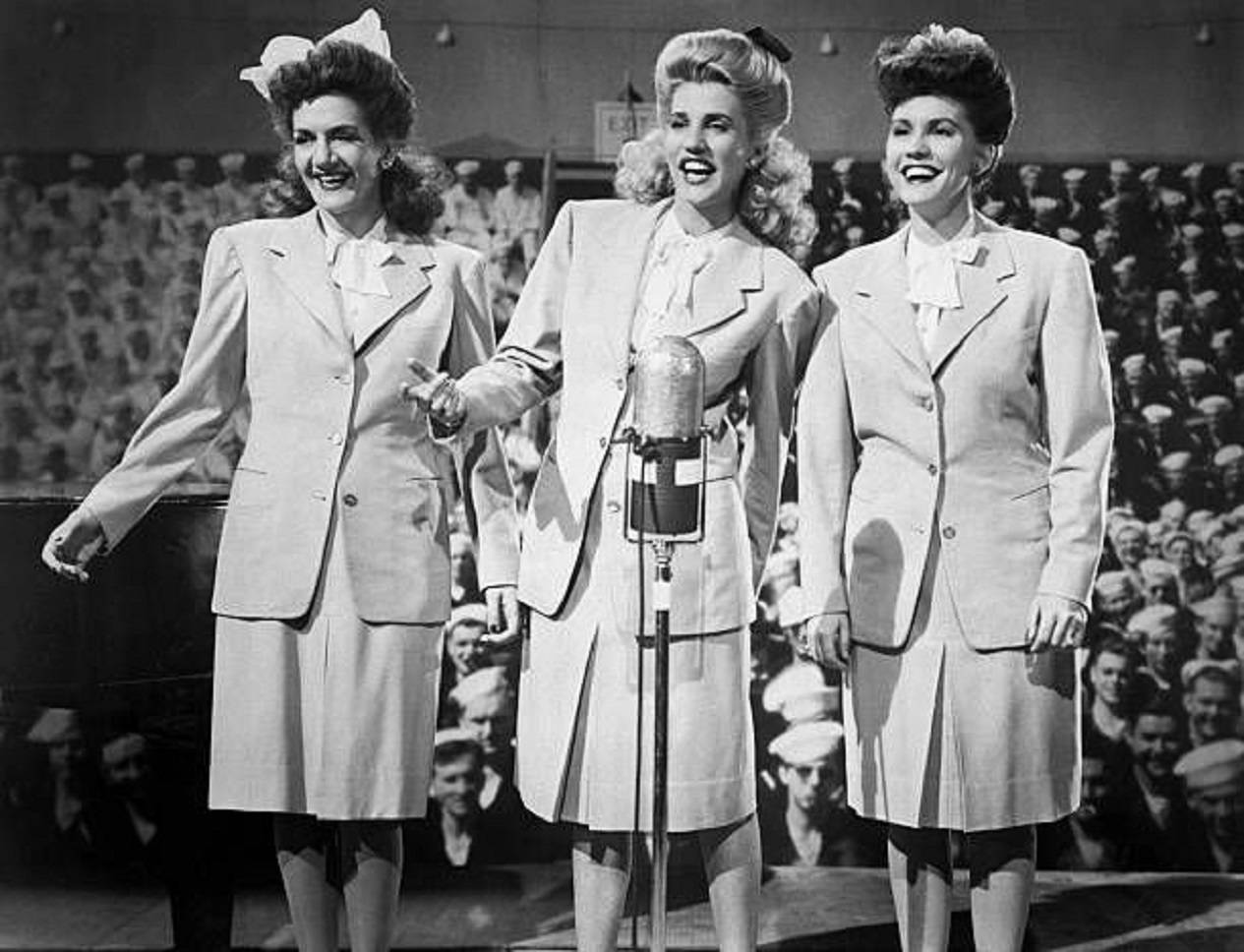 The Andrews Sisters, 1944, matching suits, SD Desktop Wallpaper