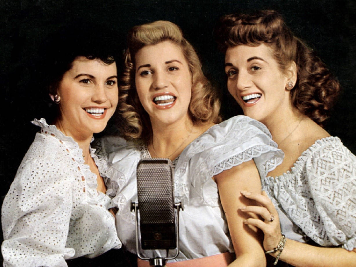 The Andrews Sisters, vintage female singers, white lace dresses, SD Desktop Wallpaper