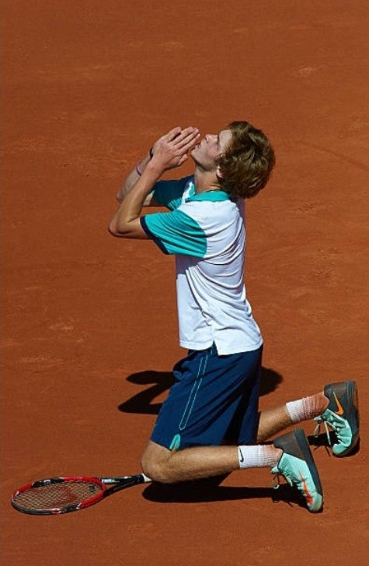 Andrey Rublev, kneeling on the ground, red clay court, HD Phone Wallpaper