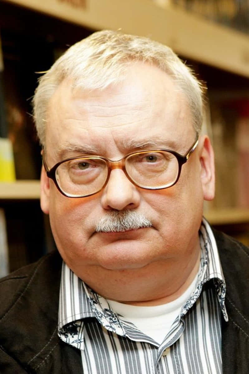 Andrzej Sapkowski, portrait, glasses, SD Phone Wallpaper