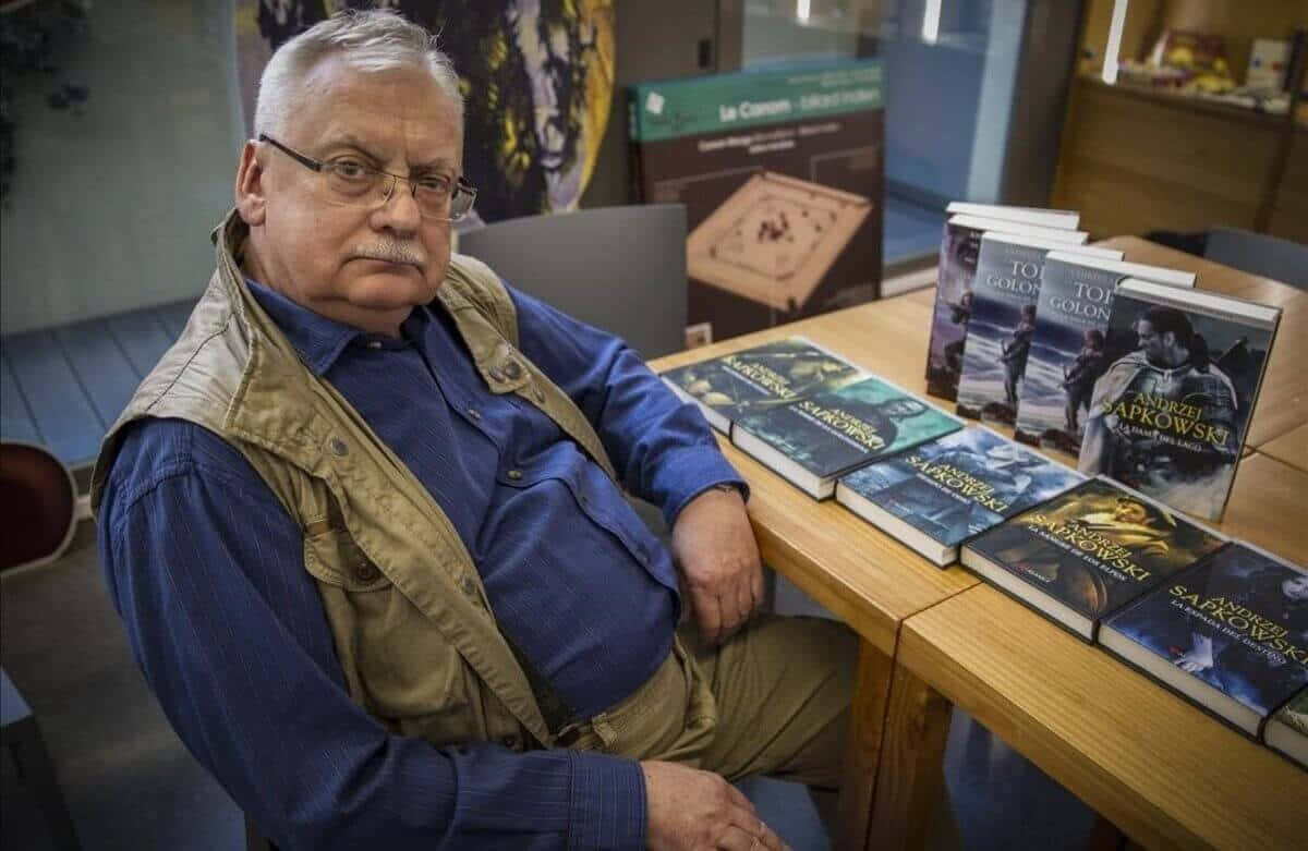 Andrzej Sapkowski, book signing event, wooden table, SD Desktop Wallpaper