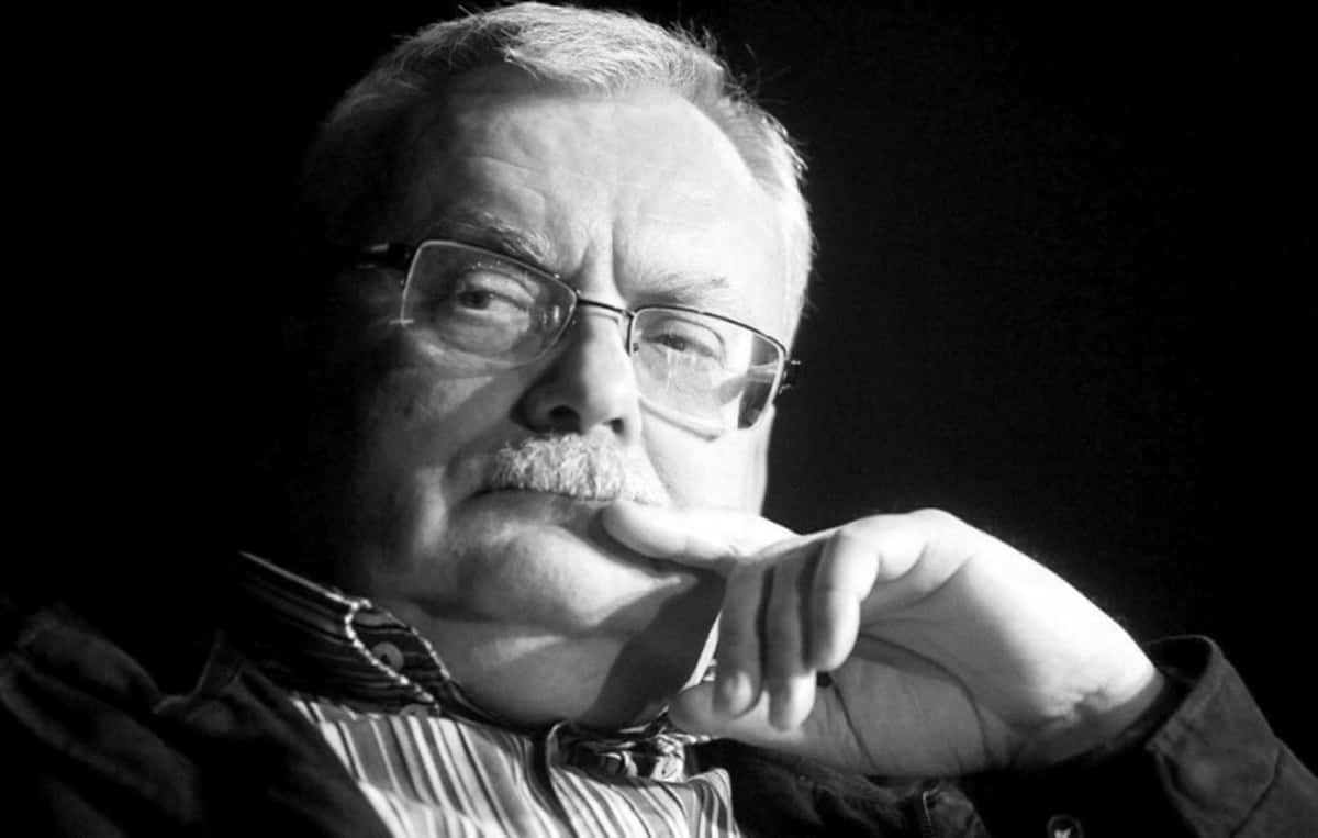 Andrzej Sapkowski, black and white portrait, thoughtful older man, SD Desktop Wallpaper