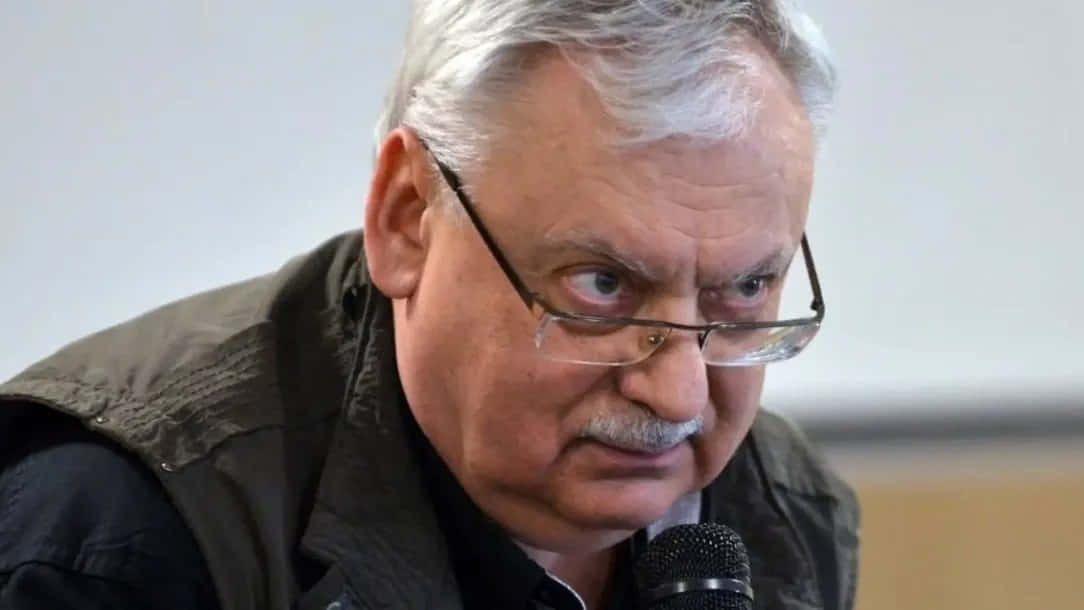 Andrzej Sapkowski, microphone, gray hair, SD Desktop Wallpaper