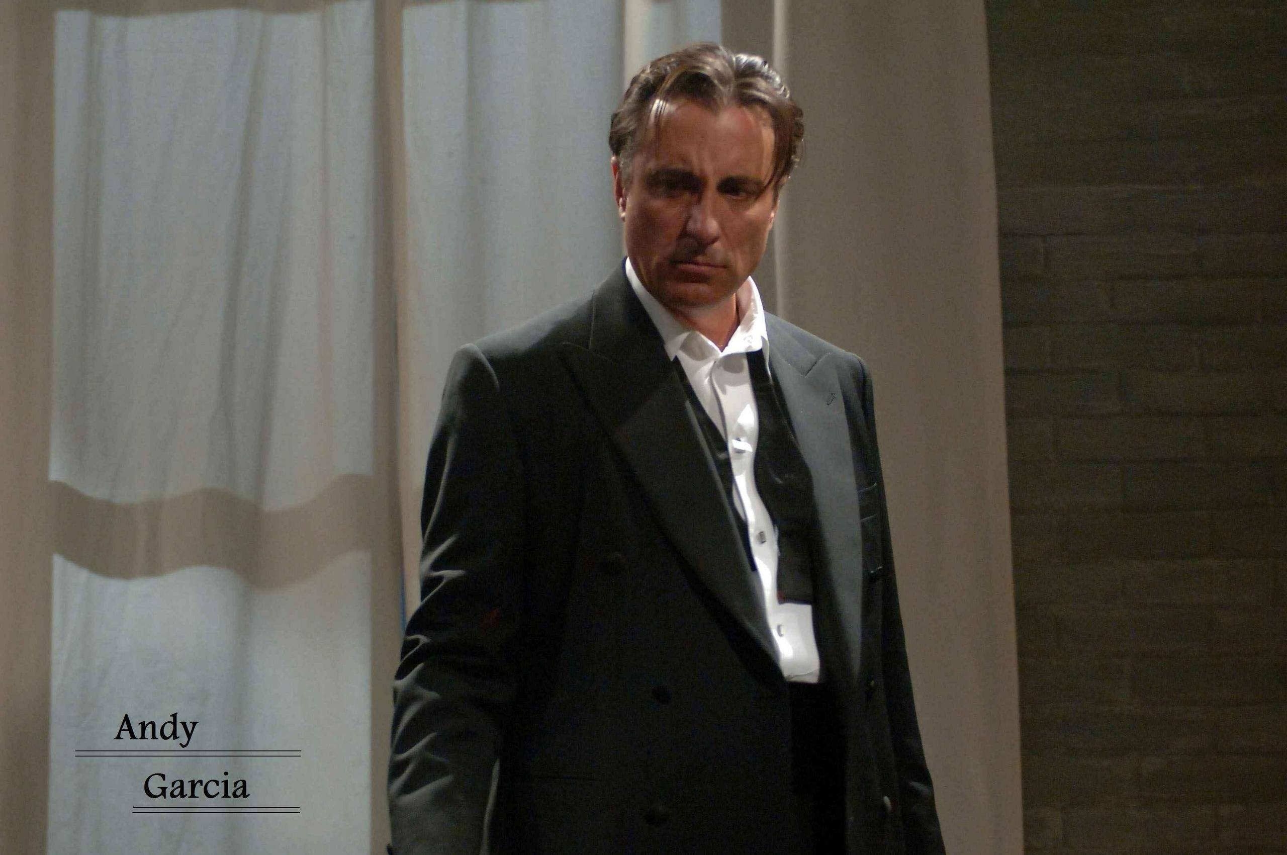 Andy Garcia, dark suit, white shirt, 2K Desktop Wallpaper