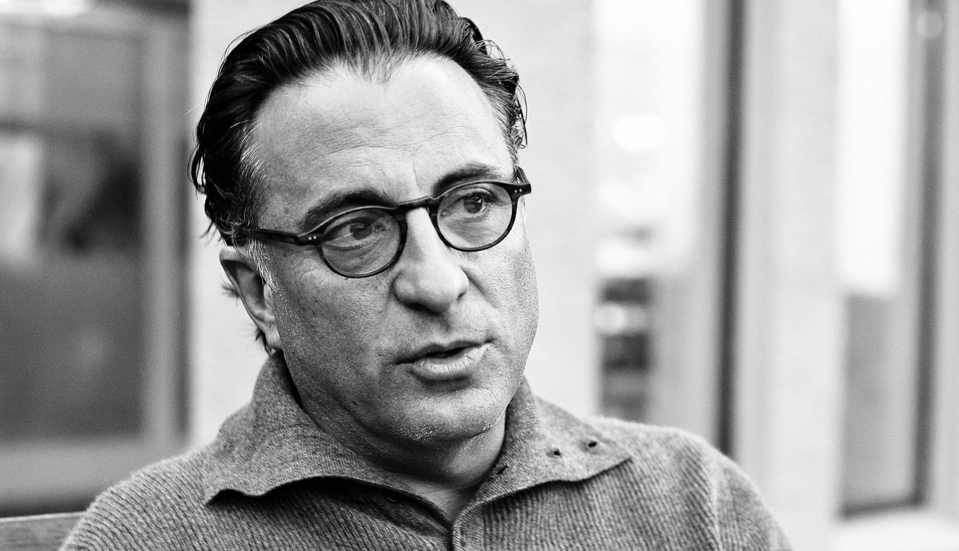 Andy Garcia, black and white portrait, glasses, 2K Desktop Wallpaper