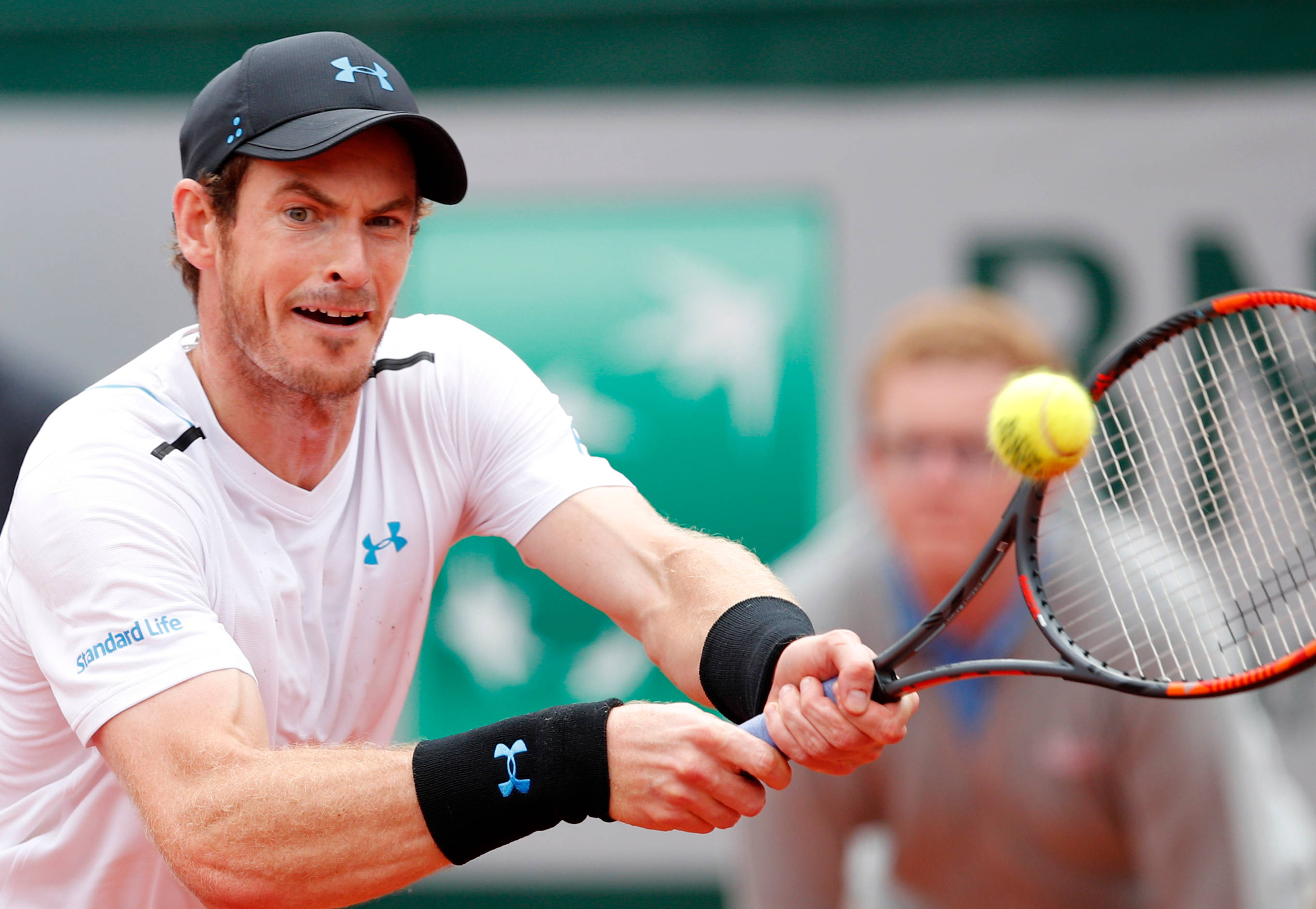 Andy Murray, two hands on racket, white shirt, 2K Desktop Wallpaper