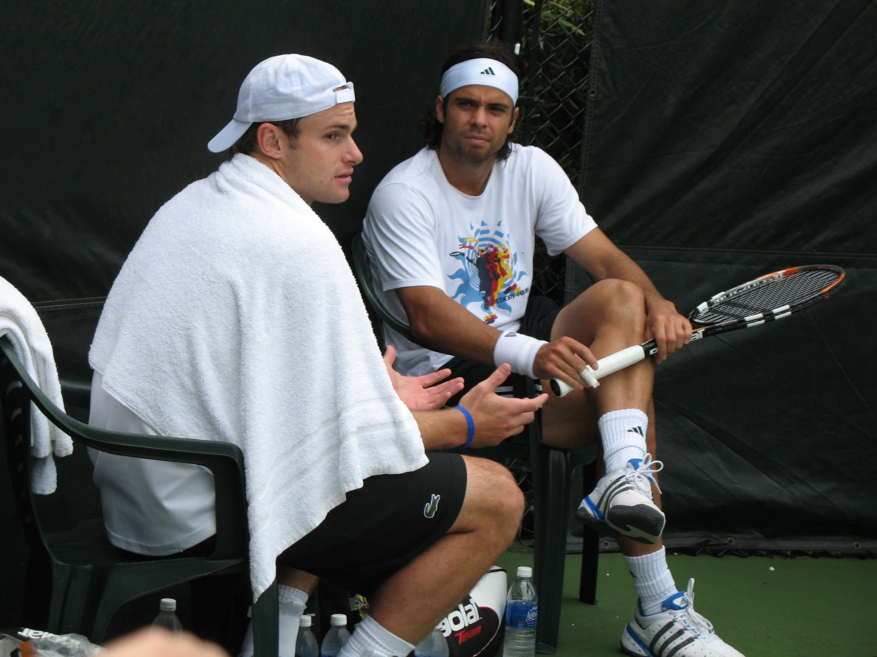 Andy Roddick, white towel, green court, 2K Desktop Wallpaper