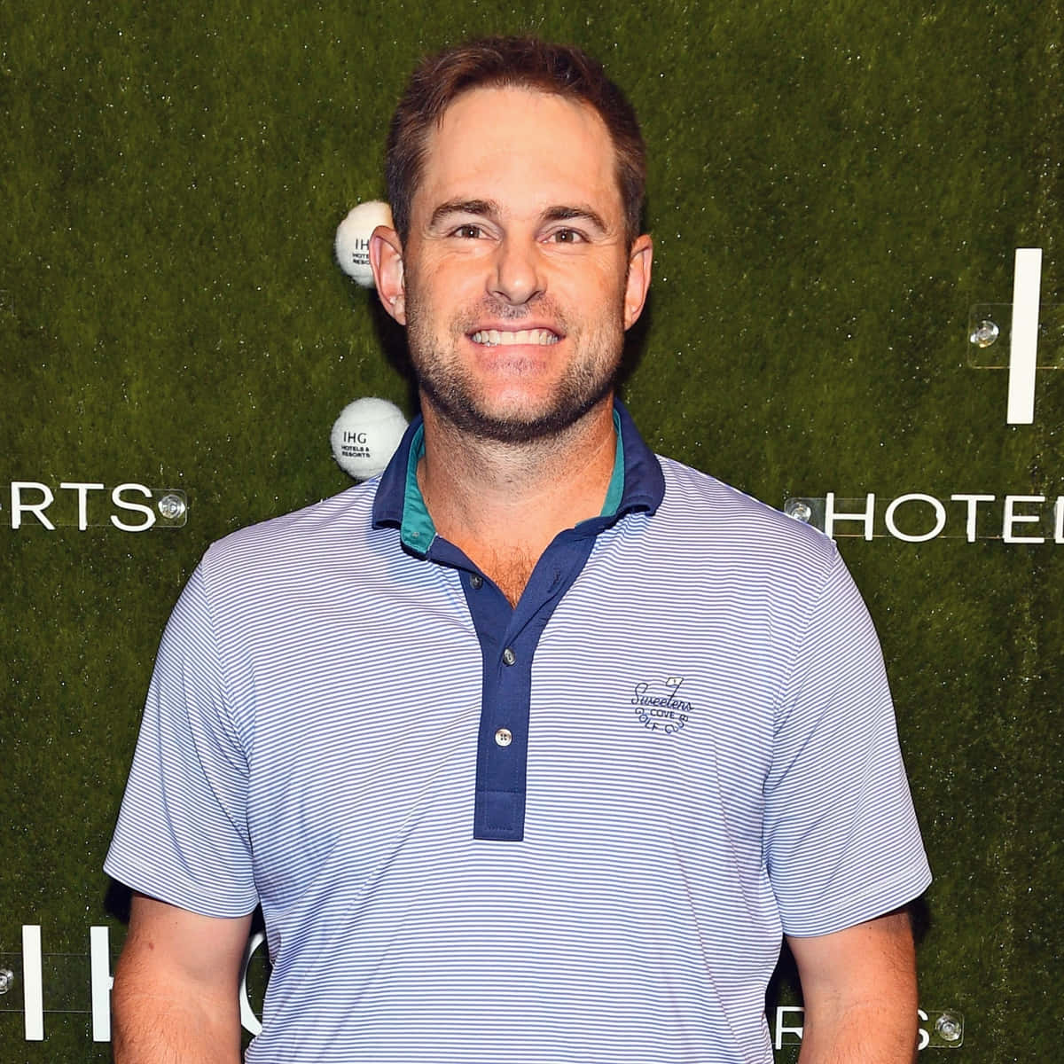 Andy Roddick, striped polo shirt, green wall, SD Desktop Wallpaper