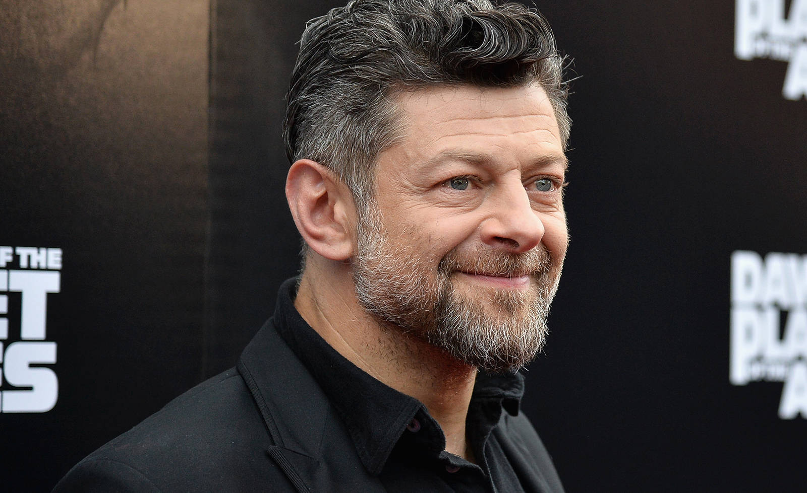 Andy Serkis, black suit, dark promotional backdrop, HD Desktop Wallpaper