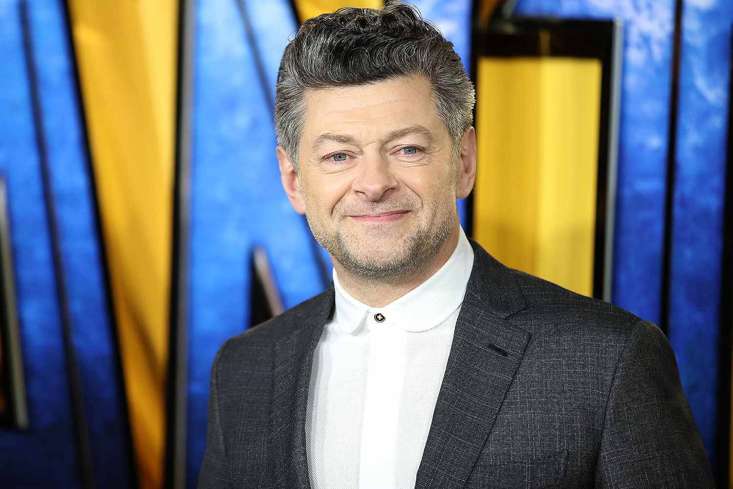 Andy Serkis, dark suit, white shirt, HD Desktop Wallpaper