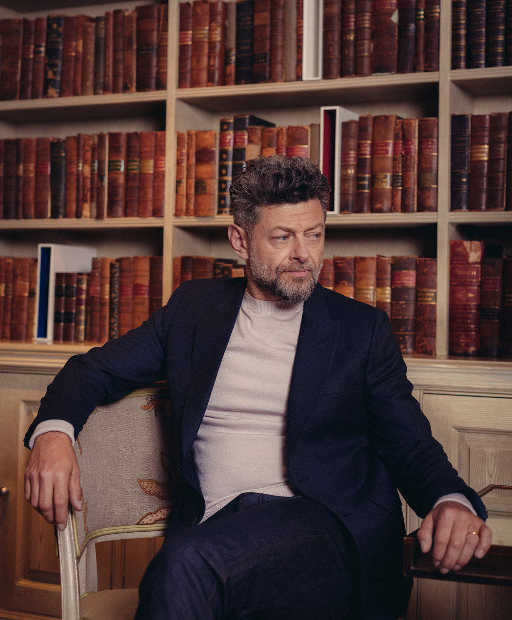 Andy Serkis, library, beard, SD Phone Wallpaper