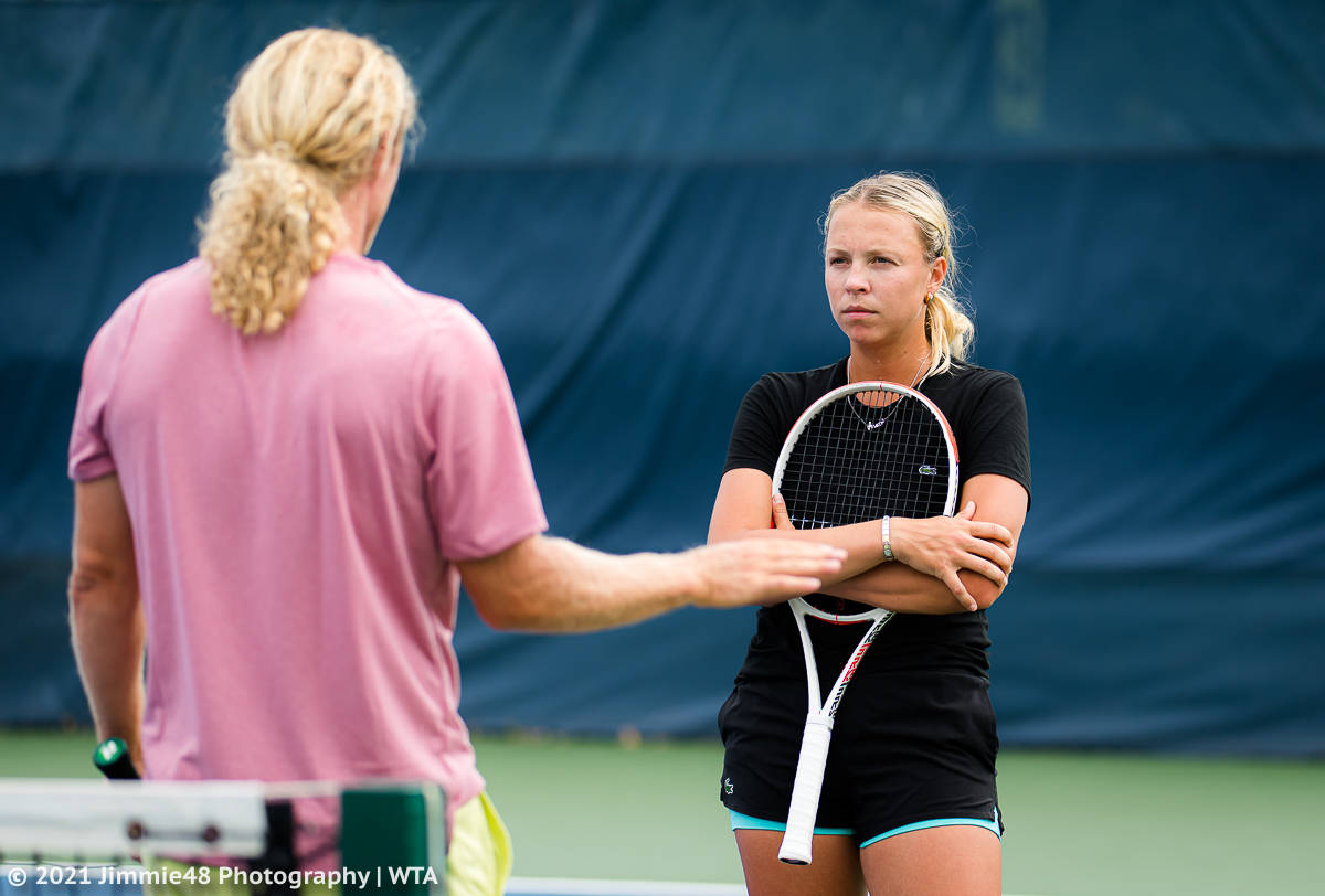 Anett Kontaveit, green court, black, SD Desktop Wallpaper