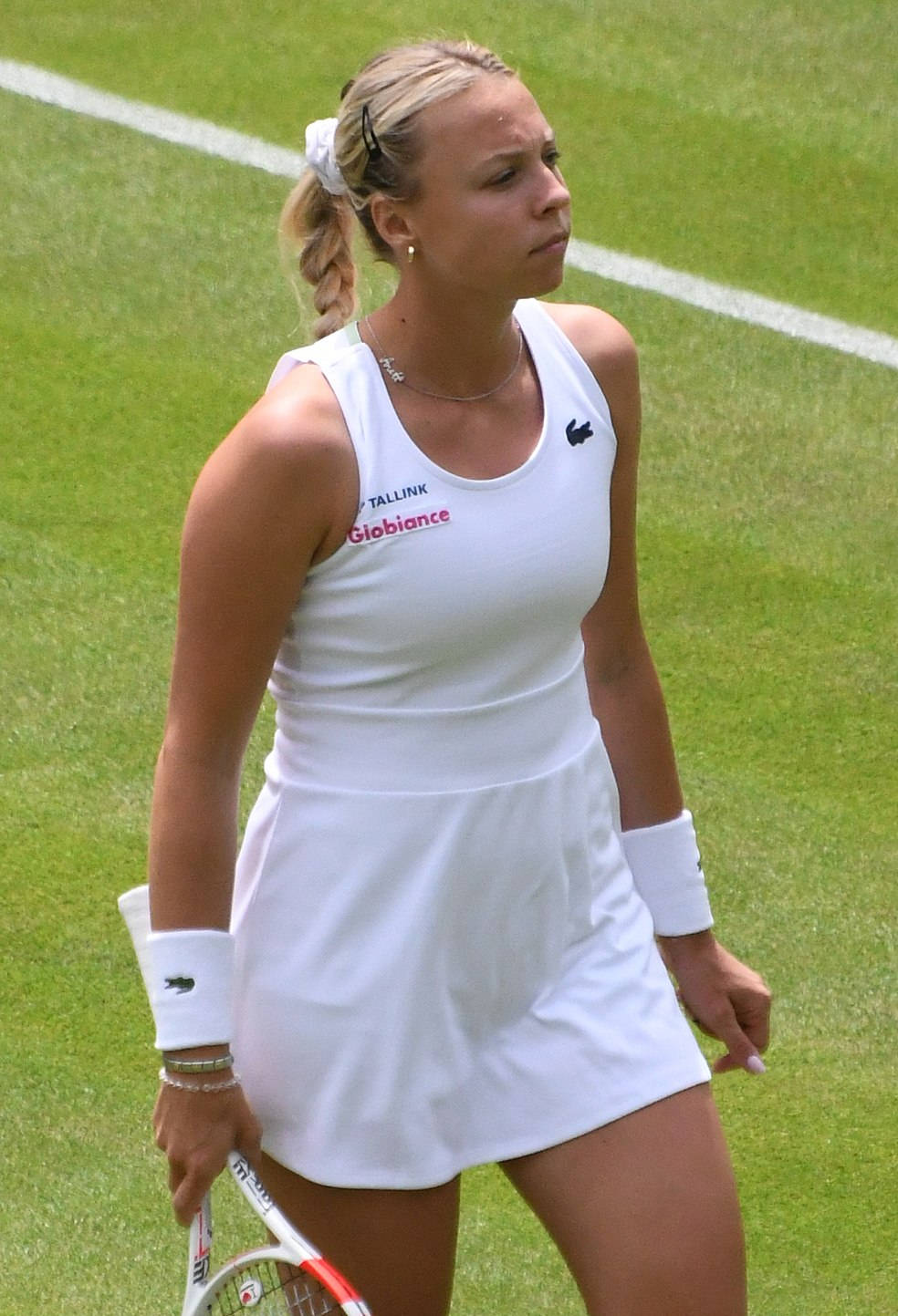 Anett Kontaveit, white grassy tennis court, white attire, HD Phone Wallpaper